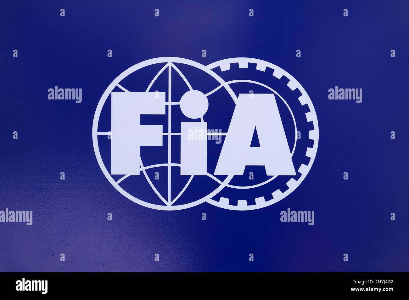 Segnaletica FIA (Federation Internationale de l'Automobile) durante la giornata di anteprima davanti al Gran Premio del Bahrain sul circuito Internazionale del Bahrain, Sakhir. Data immagine: Giovedì 2 marzo 2023. Foto Stock