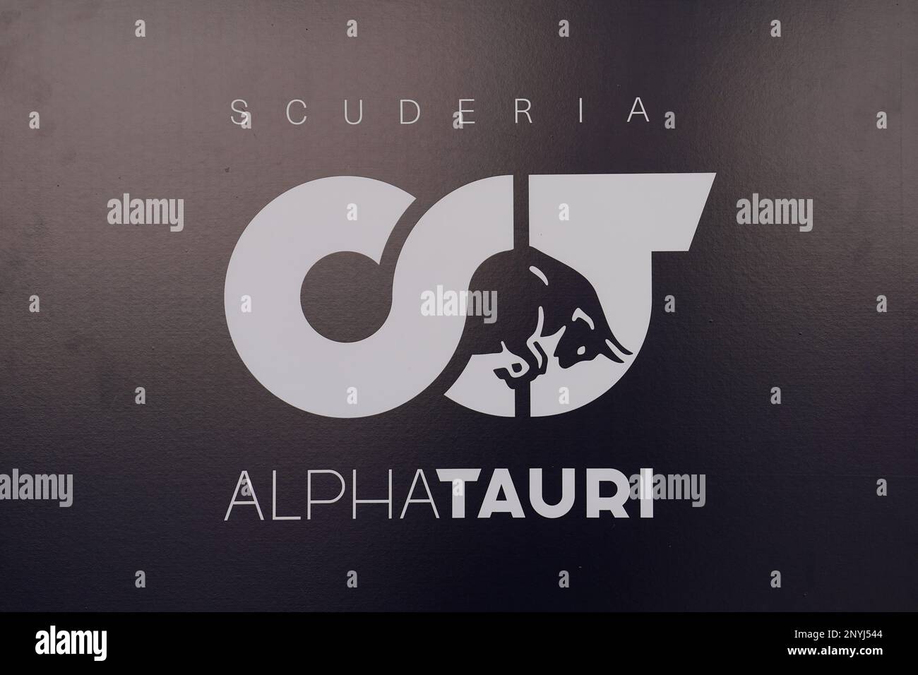 Segnaletica per la Scuderia AlphaTauri durante la giornata di anteprima davanti al Gran Premio del Bahrain sul circuito Internazionale del Bahrain, Sakhir. Data immagine: Giovedì 2 marzo 2023. Foto Stock