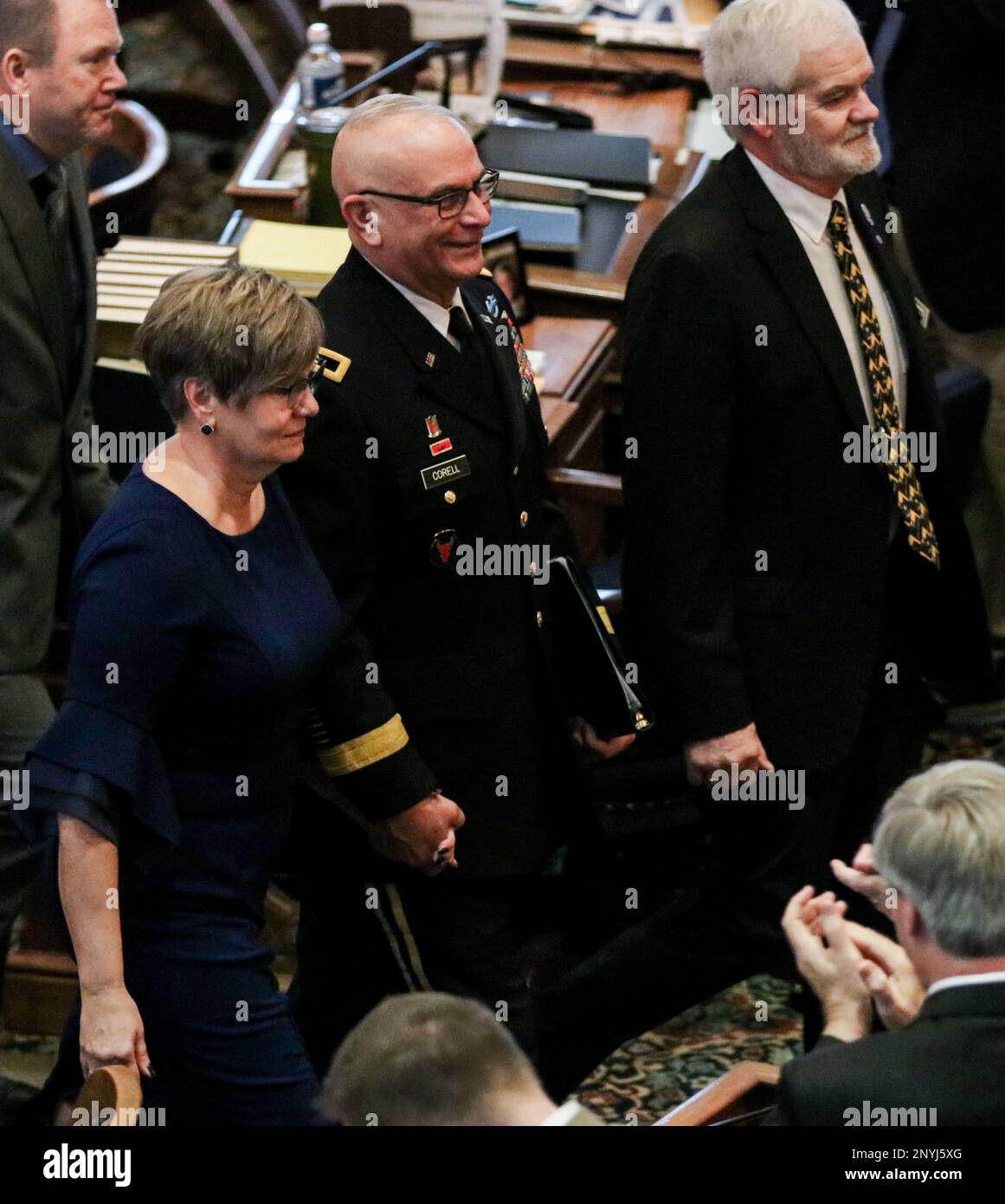 Benjamin Corell, generale aggiunto della Guardia Nazionale dell'Iowa, e sua moglie Beth Corell camminano in mano dopo l'annuale condizione del discorso della Guardia presso il Campidoglio dello Stato dell'Iowa a Des Moines, Iowa, il 12 gennaio 2023. Nel suo discorso, Corell raccontò come sua moglie lo incoraggiò ad unirsi alla Guardia Nazionale dell'Iowa e trovò la sua chiamata nella vita. “Con 37 anni di servizio, partendo da un ragazzino dell'Iowa con difficoltà finanziarie e senza istruzione universitaria, senza una direzione reale nella mia vita – oggi mi presento come funzionario generale, titolare di una laurea specialistica... sono orgogliosamente contrario Foto Stock