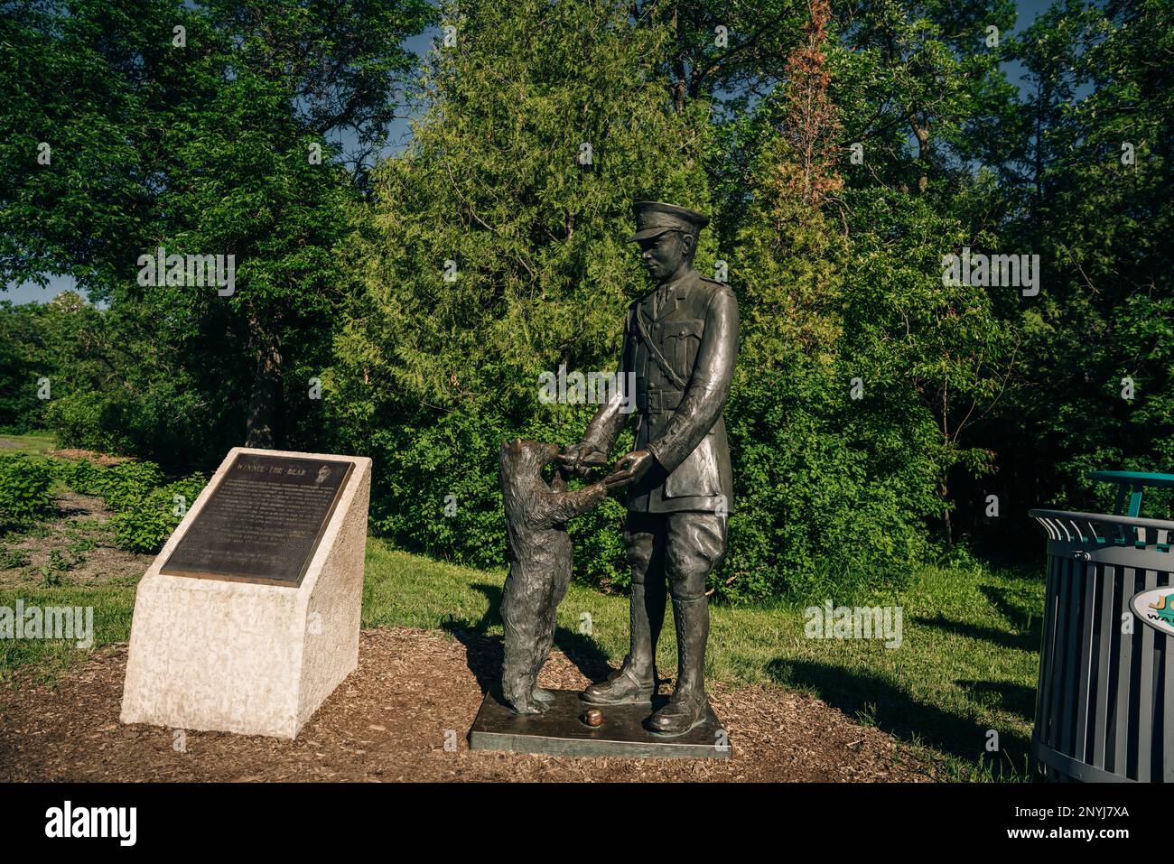 Winnipeg, Manitoba, Canada - 2022: Statua del tenente Harry Colebourn e Winnie l'orso, ispirazione per il Winnie the Pooh. Winnie l'orso stat Foto Stock