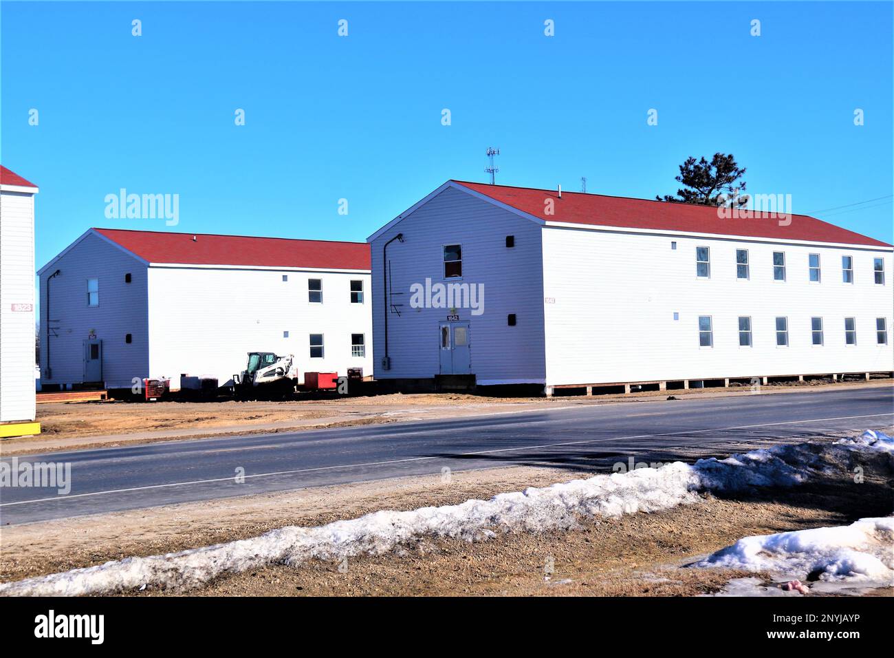 Gli appaltatori con JMJ Construction of New Lisbon, Wisconsin., preparano gli edifici dell'epoca