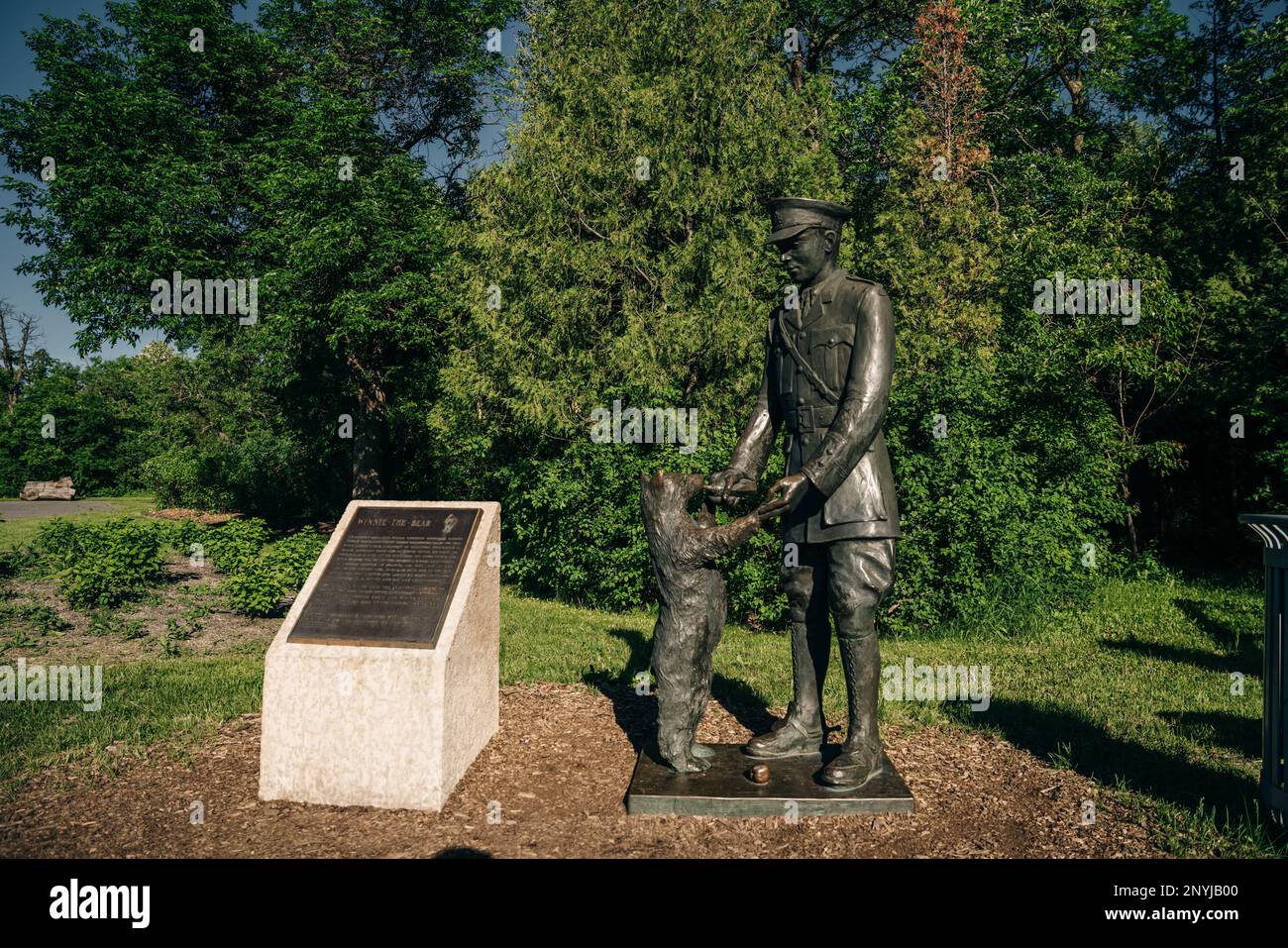 Winnipeg, Manitoba, Canada - 2022: Statua del tenente Harry Colebourn e Winnie l'orso, ispirazione per il Winnie the Pooh. Winnie l'orso stat Foto Stock