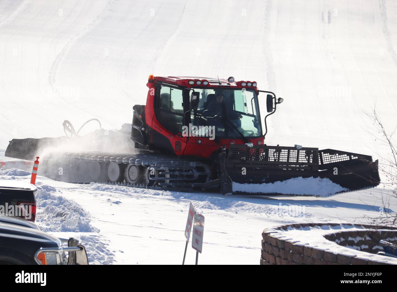 Un dipendente gestisce un'azienda su una collina il 26 gennaio 2023 presso la Whitetail Ridge Ski Area di Fort McCoy, Wisconsin. Whitetail Ridge offre una struttura adatta alle famiglie gestita dalla direzione della famiglia e del morale, del benessere e del tempo libero di Fort McCoy. L'area sciistica offre sci alpino e snowboard sia per gli atleti principianti che per gli atleti più esperti. La ski Hill dispone di una discesa verticale di 185 metri e di una barra a T a caricamento automatico. Offre anche un parco terreno per gli snowboarder. Per fare snowtubing, sali fino alla cima della collina sul Magic Carpet, quindi scivola giù per una delle cinque piste lunghe 800 metri. Whitetail Ridge offre anche Foto Stock