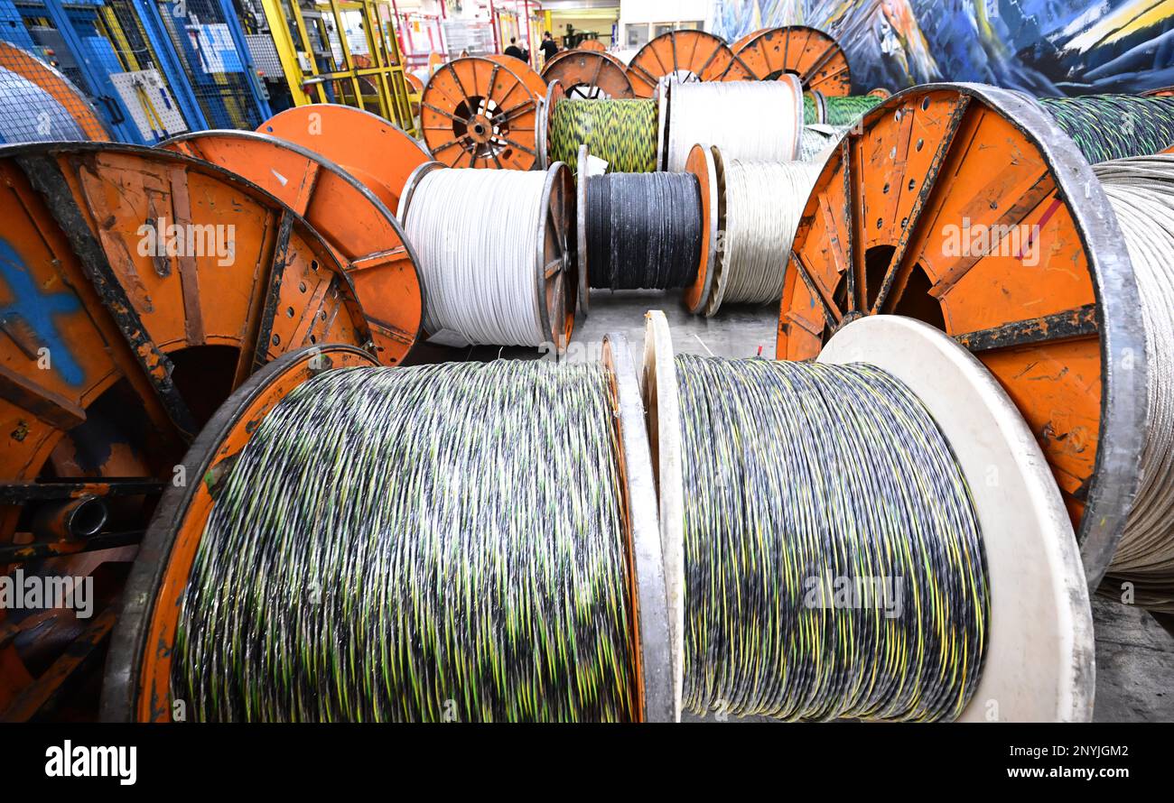 Stoccarda, Germania. 02nd Mar, 2023. I tamburi per cavi si trovano in una sala di produzione del produttore di cavi Lapp. Il produttore di cavi svevo Lapp annuncia una forte crescita nei tempi difficili. Credit: Bernd Weißbrod/dpa/Alamy Live News Foto Stock