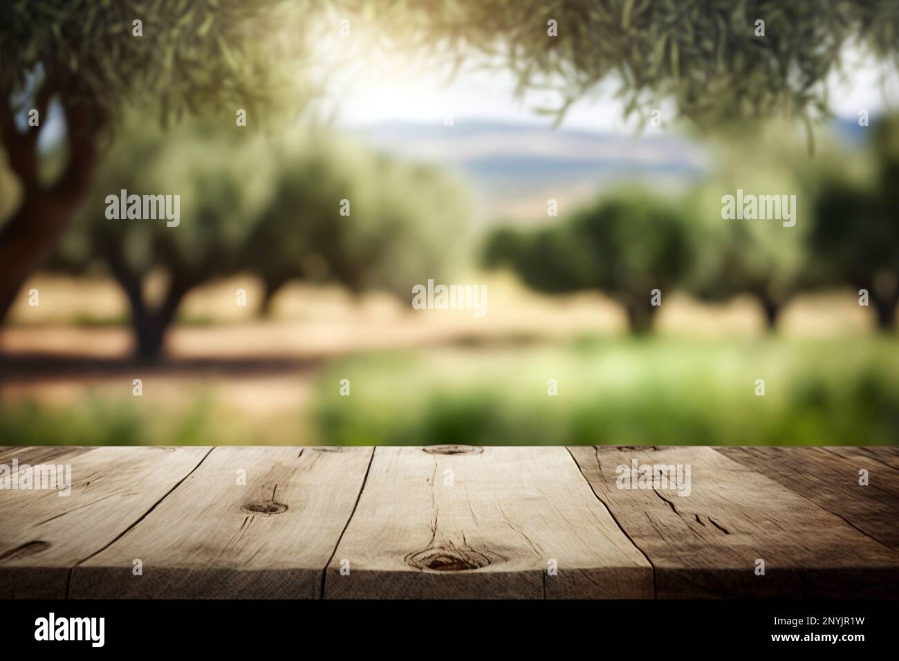 tavolo in legno per esposizione prodotti con sfondo bokeh di un campo di ulivo naturale Foto Stock