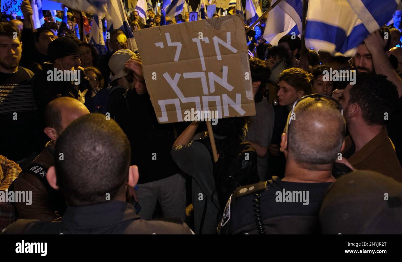 GERUSALEMME, ISRAELE - 1 MARZO: Un manifestante ha in mano un segno che recita: "Non ho nessun altro paese” durante una manifestazione contro il nuovo piano di sistema giudiziario del governo israeliano nei pressi della casa privata del primo ministro Benjamin Netanyahu il 1 marzo, a Gerusalemme, Israele. Il governo Netanyahu sta portando avanti la proposta di una revisione della magistratura che limiterebbe la capacità della Corte Suprema israeliana di rivedere e abbattere le leggi che ritiene incostituzionali. Credit: Eddie Gerald/Alamy Live News Foto Stock