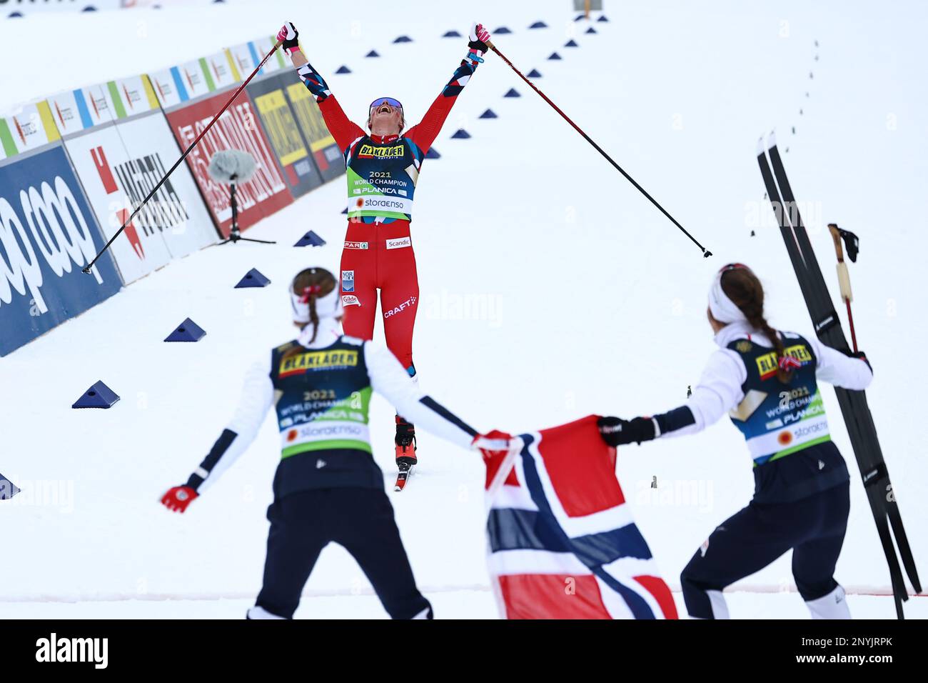 Planica, Slovenia. 02nd Mar, 2023. Sci nordico: Campionati del mondo, sci di fondo - relè 4 x 5 km, donne. Anne Kjersti Kalva (indietro) dalla Norvegia fa il tifo per il traguardo con i suoi compagni di squadra . Credit: Daniel Karmann/dpa/Alamy Live News Foto Stock