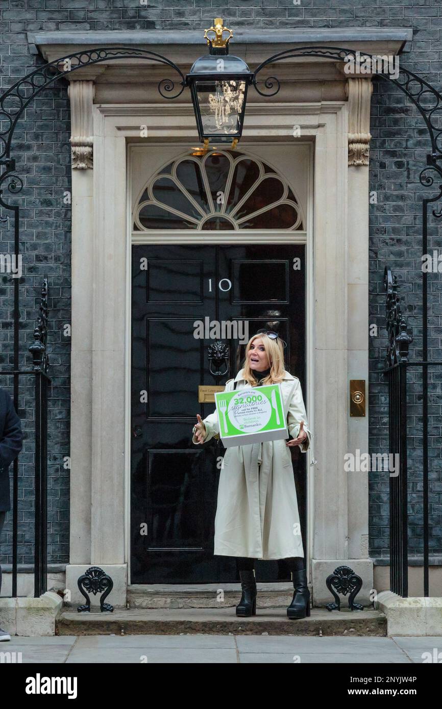 L'ex attrice EastEnders Michelle Collins e l'ambasciatore benefico dei bambini di Barnardo, consegnano una petizione di 32.000 firme a Downing Street, che invita il governo a introdurre pasti scolastici gratuiti per tutti gli studenti delle scuole elementari in Inghilterra. Foto di Amanda Rose/Alamy Live News Foto Stock