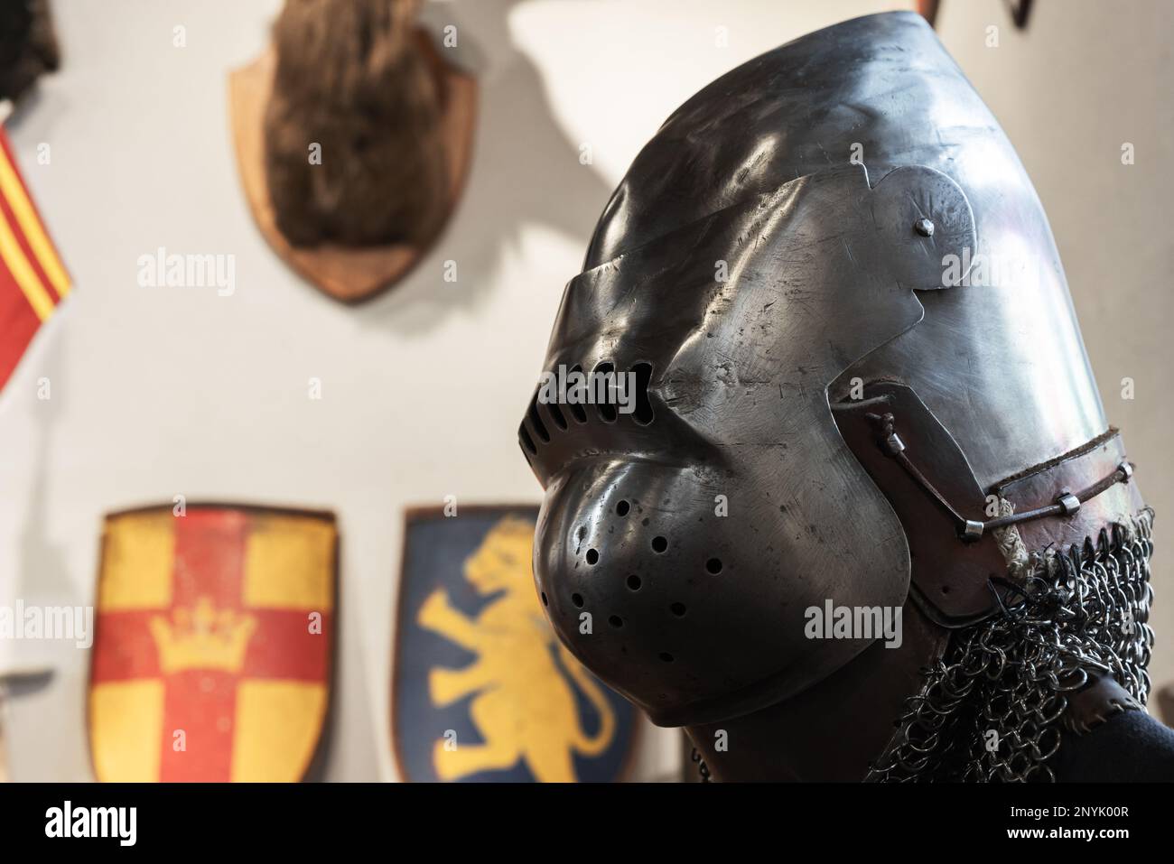 Armatura medievale del cavaliere, casco in ferro chiuso, foto ravvicinata con messa a fuoco morbida selettiva Foto Stock