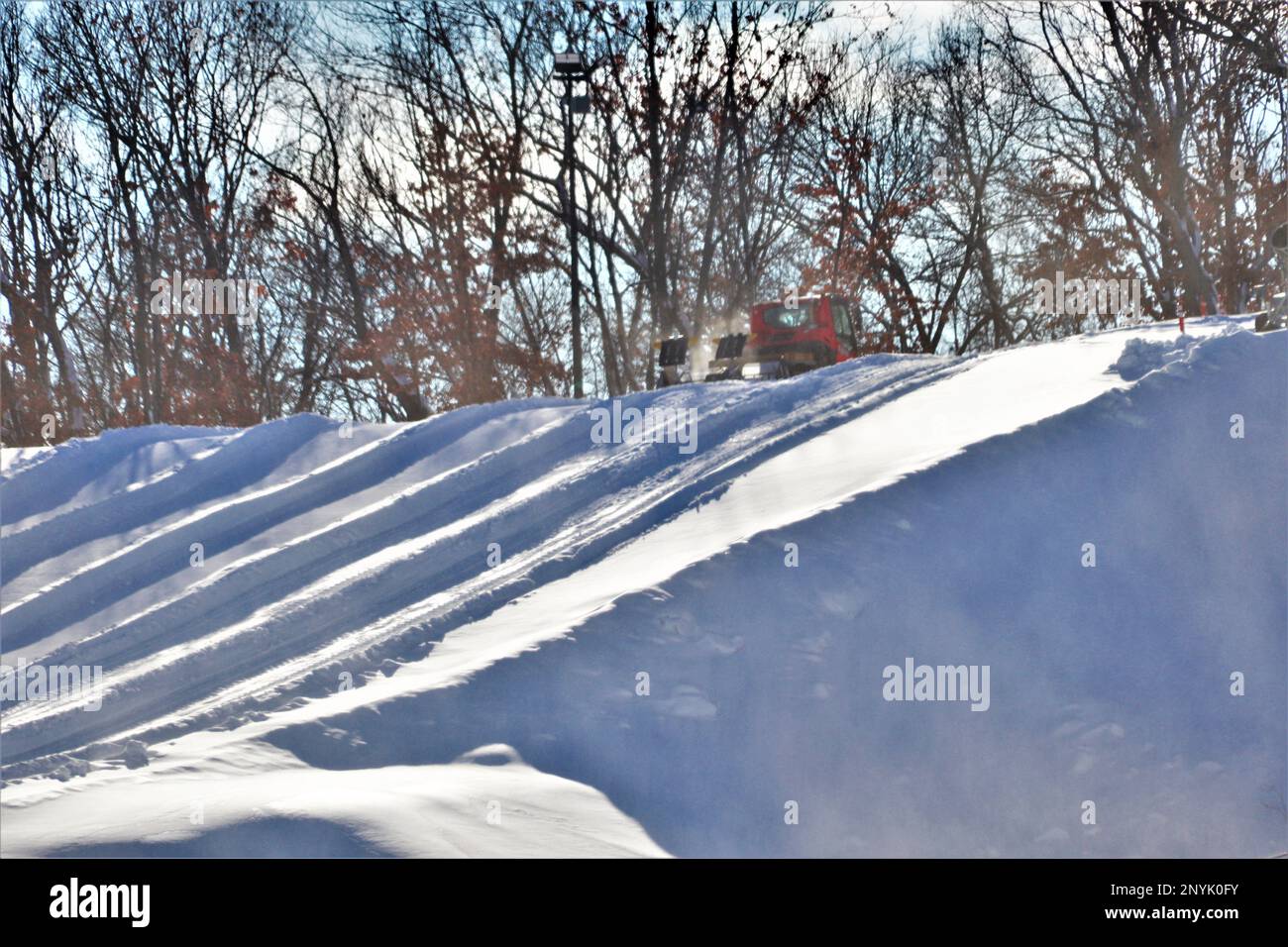 Un dipendente gestisce un'azienda su una collina il 26 gennaio 2023 presso la Whitetail Ridge Ski Area di Fort McCoy, Wisconsin. Whitetail Ridge offre una struttura adatta alle famiglie gestita dalla direzione della famiglia e del morale, del benessere e del tempo libero di Fort McCoy. L'area sciistica offre sci alpino e snowboard sia per gli atleti principianti che per gli atleti più esperti. La ski Hill dispone di una discesa verticale di 185 metri e di una barra a T a caricamento automatico. Offre anche un parco terreno per gli snowboarder. Per fare snowtubing, sali fino alla cima della collina sul Magic Carpet, quindi scivola giù per una delle cinque piste lunghe 800 metri. Whitetail Ridge offre anche Foto Stock