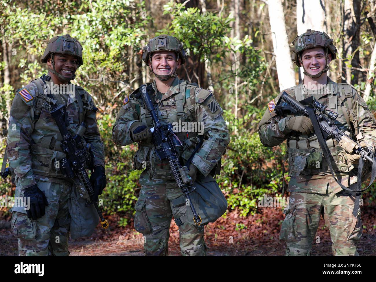I soldati assegnati alla 3rd° divisione Fanteria posa per una foto mentre si allenano per guadagnare il loro esperto Fanteria o Soldier Badge su Fort Stewart, Georgia, 23 gennaio 2023. Il distintivo Expert Soldier è effettivamente lo stesso del distintivo Expert Infantryman, introdotto nel 1943. Entrambi i badge vengono assegnati ai soldati che superano una gamma di test, tra cui le misurazioni di fitness fisico, abilità delle armi e navigazione terrestre. Il badge soldato è stato creato per tutti gli altri membri del servizio per essere testato su queste attività di combattimento di base. Foto Stock