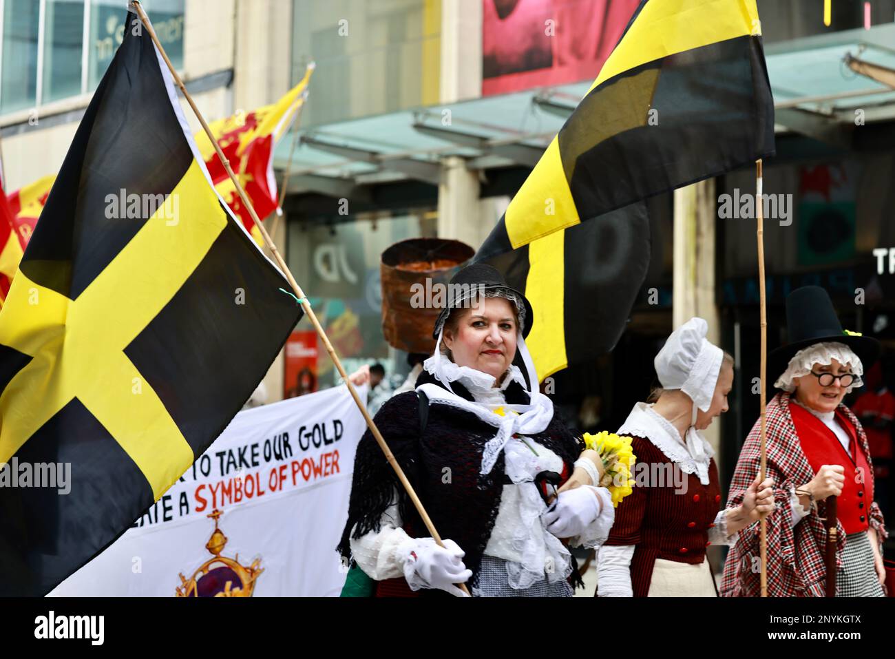 Cardiff, Regno Unito. 01st Mar, 2023. I partecipanti alla parata tengono bandiere gialle e nere durante la parata del giorno di San Davide a Cardiff. Il 1st marzo è il giorno di San Davide, dove gli abitanti del Galles indossano abiti tradizionali e si adornano con erba cipollina o narcisi verdi. (Foto di Wong Yat HIM/SOPA Images/Sipa USA) Credit: Sipa USA/Alamy Live News Foto Stock