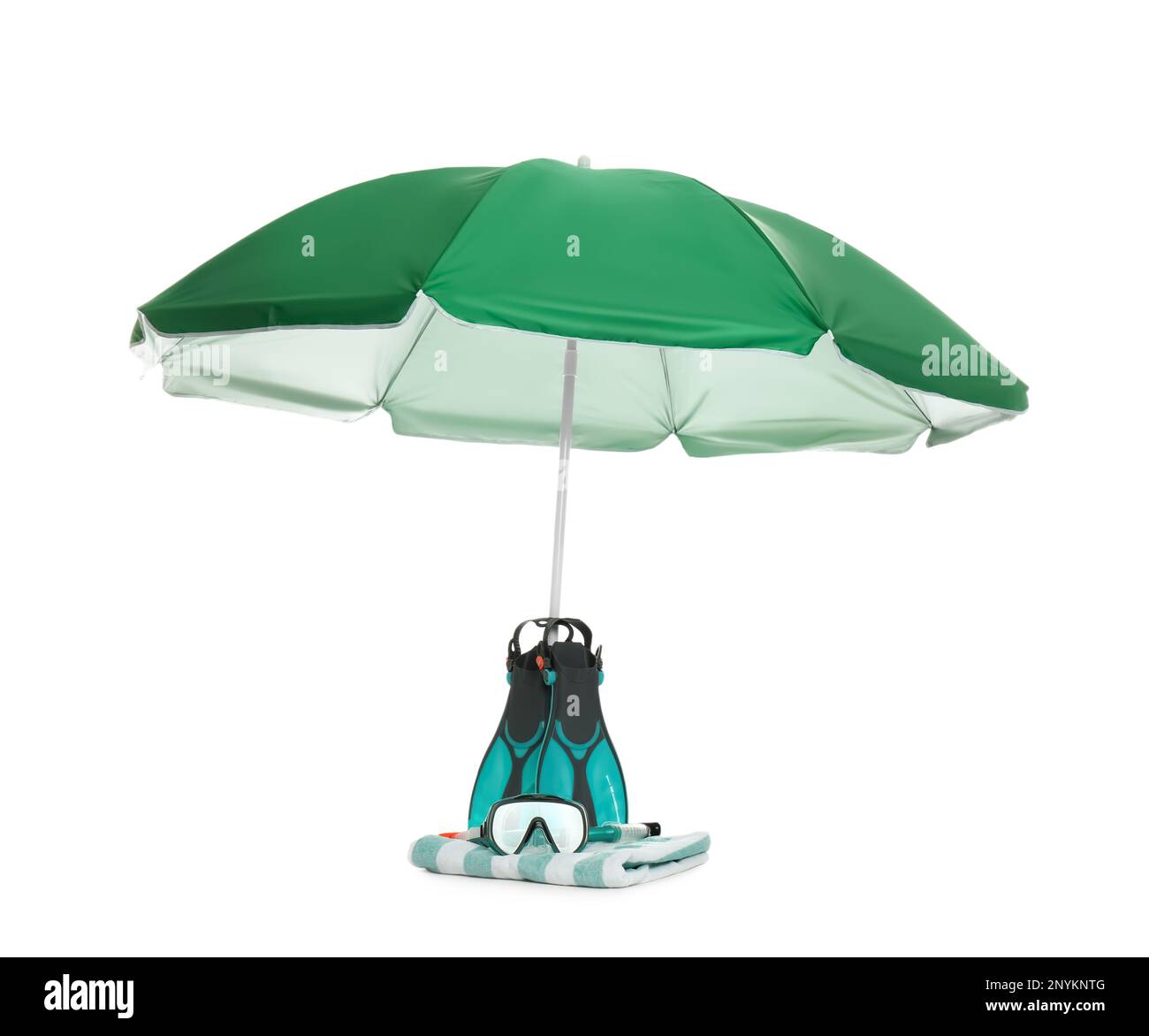 Ombrellone verde aperto, coperta e attrezzatura subacquea su sfondo bianco Foto Stock
