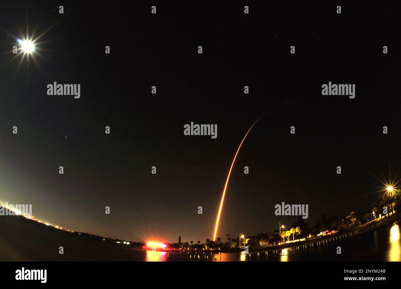 Kennedy Space Center, contea di Brevard, Florida, Stati Uniti. Marzo 2, 2023. SpaceX Falcon 9 ha lanciato la sesta missione operativa di Dragon (Crew-6) a bordo della International Space Station dal Launch Complex 39A (LC-39A). Credit: Julian Leek/Alamy Live News Foto Stock