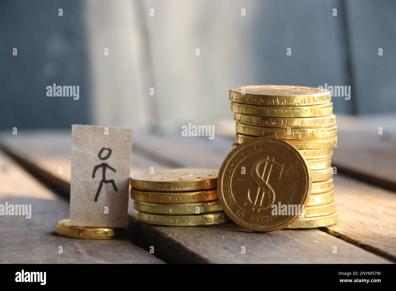 Concetto creativo di crescita finanziaria. Monete d'oro su sfondo vintage. Foto Stock