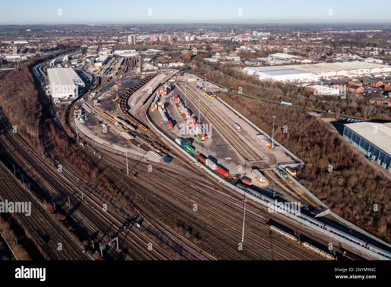 Una veduta aerea dell'industria ferroviaria di Doncaster con Railport per container intermodali vicino al deposito di HS2 Woodyard e Hitachi Foto Stock