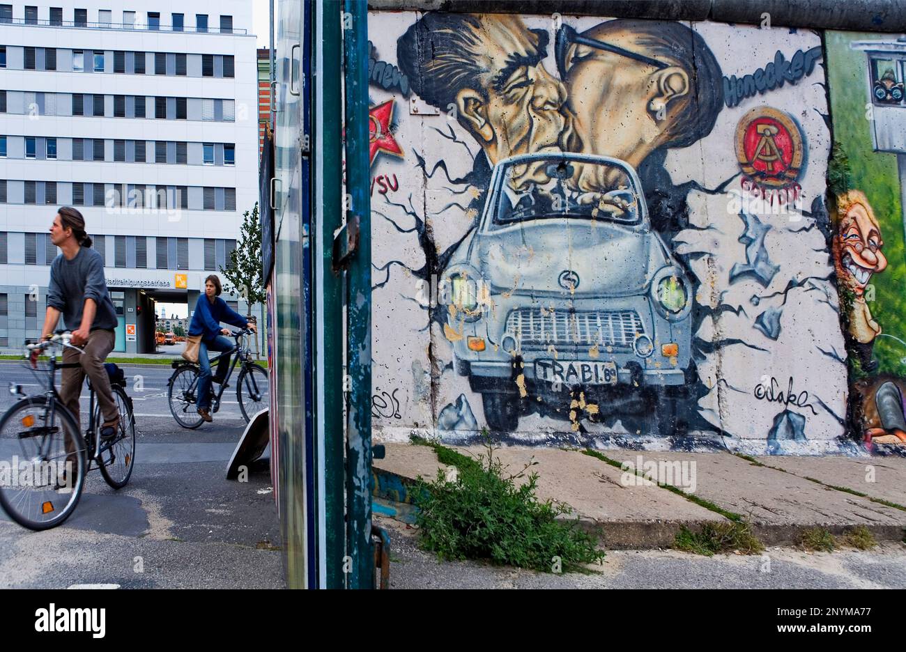 La East Side Gallery. Brezner e Honecker baciare stesso su trabi attraversando la parete.Berlino. Germania Foto Stock