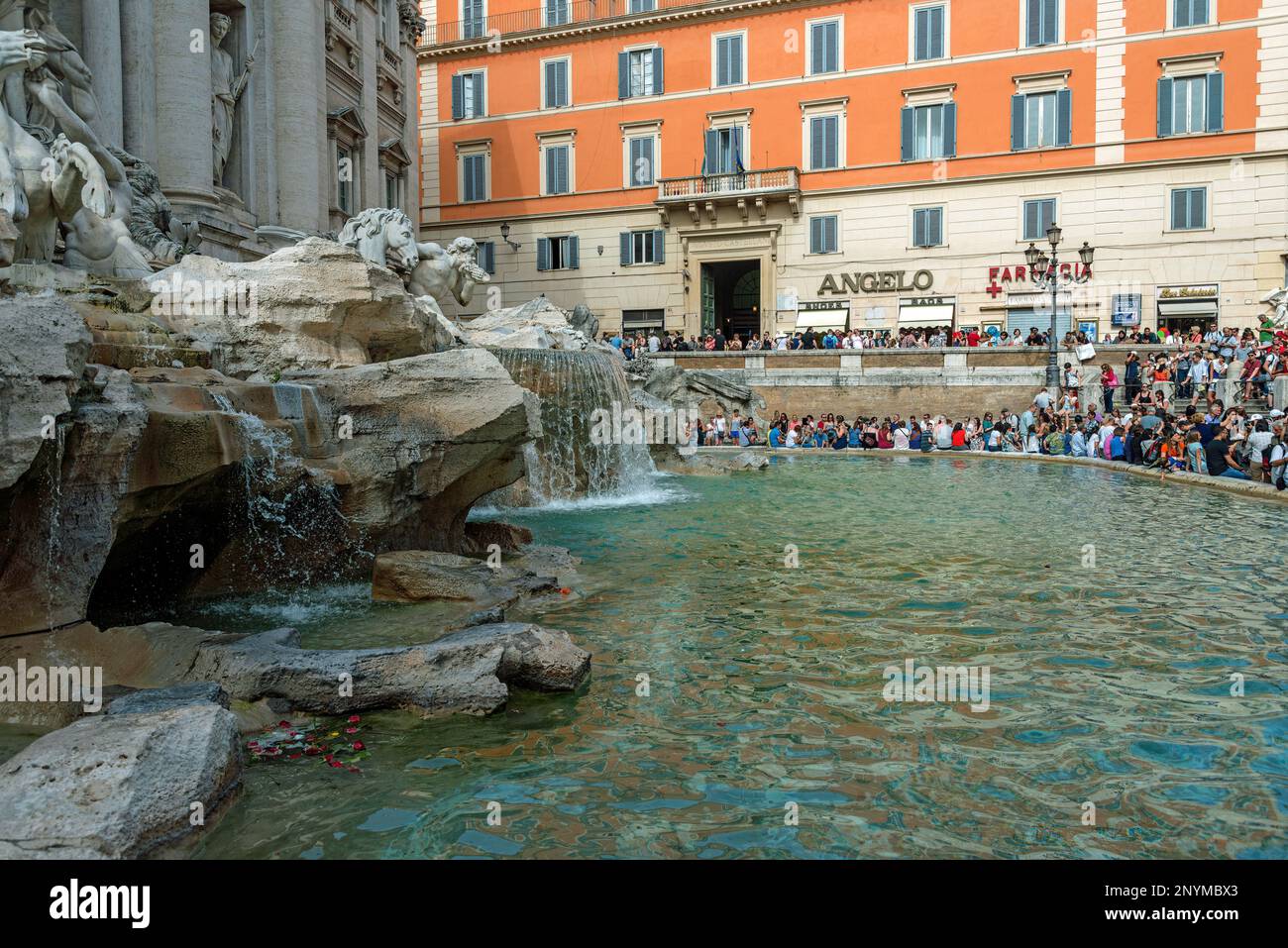 Fontana di Trevi affollata d'estate Foto Stock