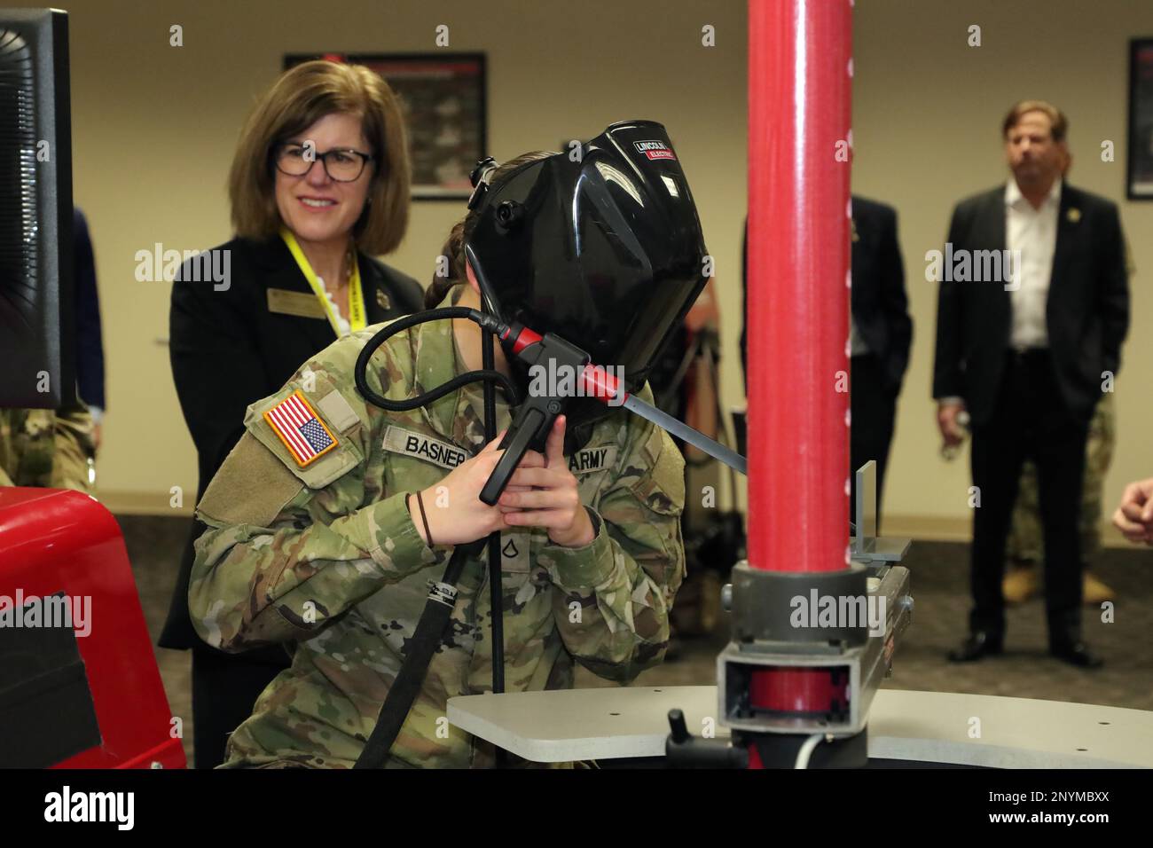 Gli Stati Uniti L'Army Combined Arms Support Command e Fort Lee hanno ospitato un Senior leader Recruiting Forum presso l'Ordnance Training Support Facility. L'obiettivo dell'evento era informare i funzionari delle scuole di zona e i leader delle comunità dei numerosi vantaggi e opportunità a disposizione degli studenti che scelgono di unirsi all'Esercito. I leader della comunità educativa ricevono un breve briefing dal Dipartimento dei mestieri qualificati della Ordnance School. Foto Stock