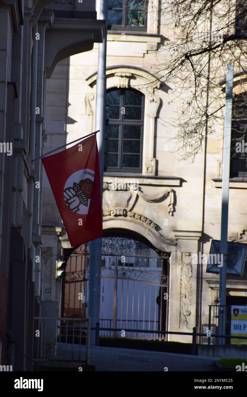 bandiera socialista su una vecchia casa Foto Stock
