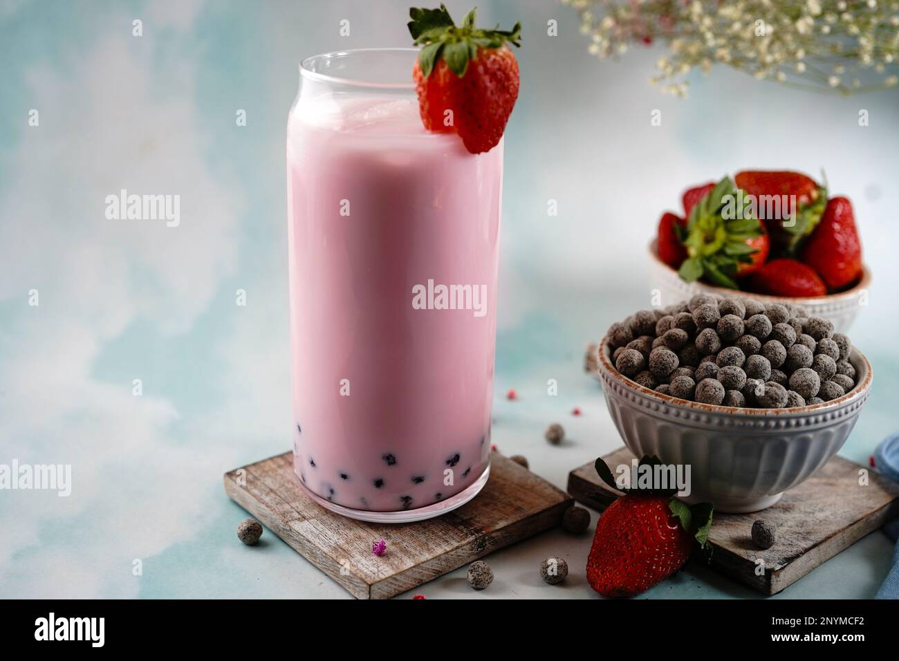 Tè bolla di latte di fragola fatto in casa o Boba, fuoco selettivo Foto Stock