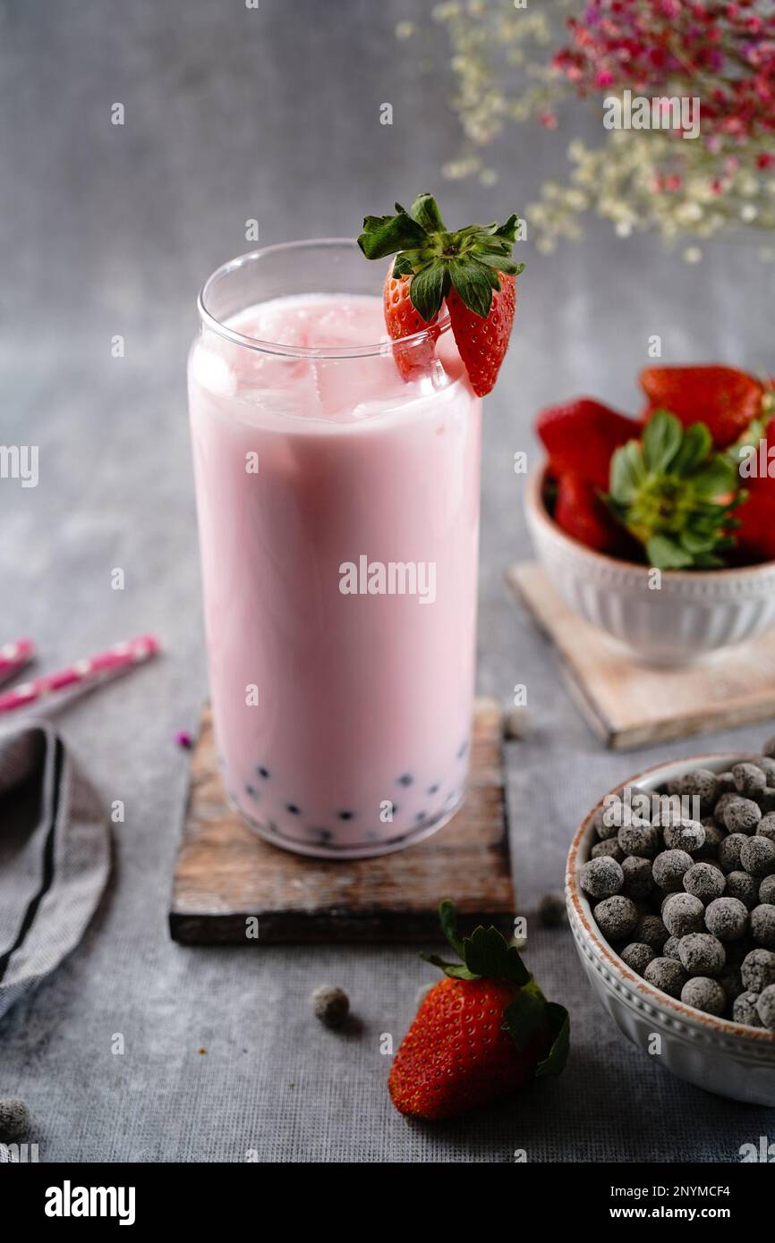 Tè bolla di latte di fragola fatto in casa o Boba, fuoco selettivo Foto Stock