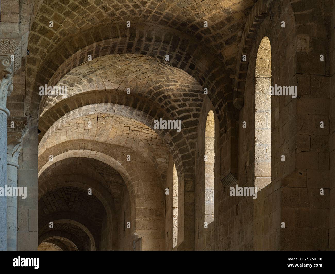 Archi in mattoni nell'Abbazia di Sant'Antimo, Toscana, Italia Foto Stock