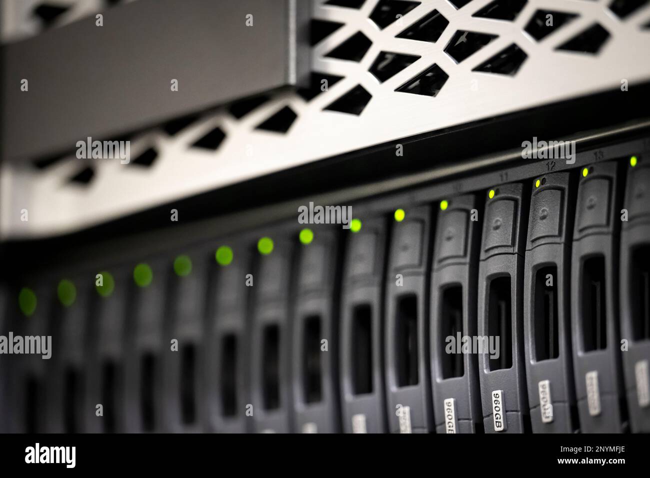 molti slot per disco rigido riempiti di dischi ssd da uno storage di rete per ambienti it ad alta disponibilità Foto Stock