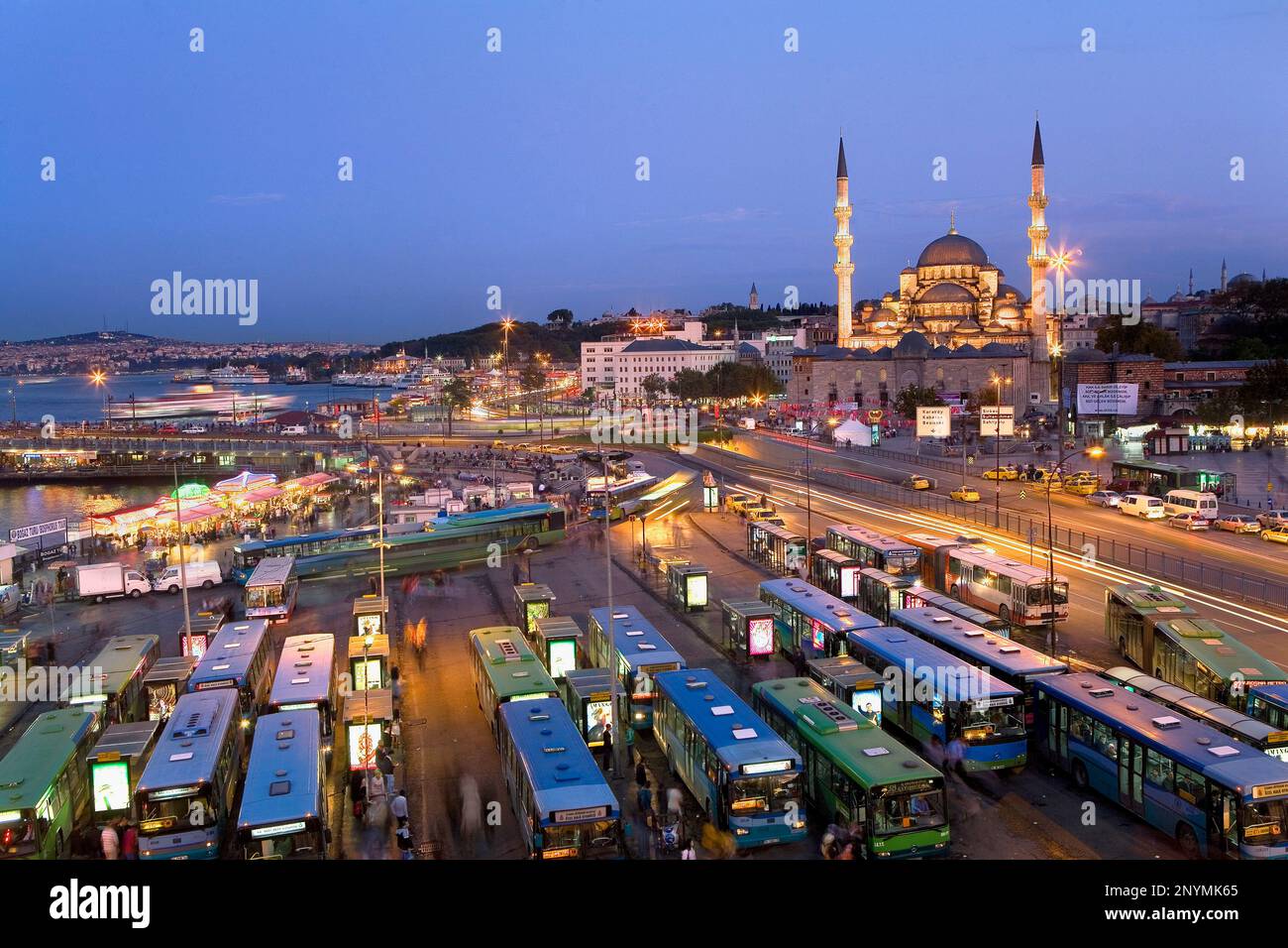 Yeni Cami e dalla stazione degli autobus di Eminonu , quartiere Eminonu. Istanbul. Turchia Foto Stock