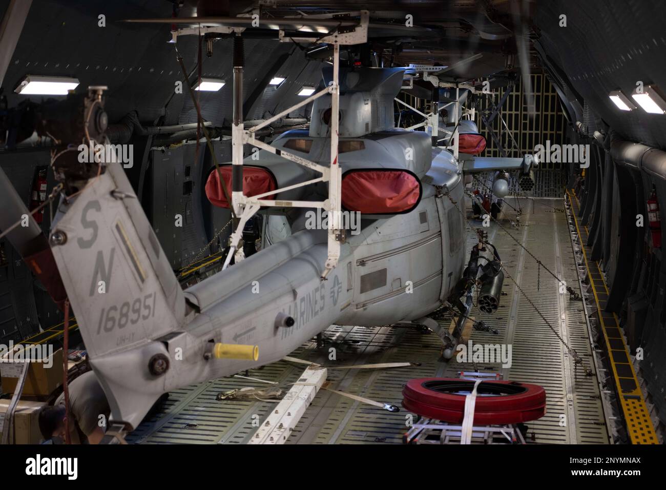 Un UH-1Y Venom e un AH-1Z Viper elicottero assegnato a Marine Light Attack Helicopter Squadron 169 siede nella stiva di un C-5M Super Galaxy a Marine Corps Air Station Camp Pendleton, California, 23 gennaio 2023. STATI UNITI Il 22nd HA sostenuto la missione HMLA 169 di riparare, volare e combattere, mostrando la loro capacità di schierarsi rapidamente per un'esercitazione dal vivo a Fort Campbell, Kentucky. Foto Stock