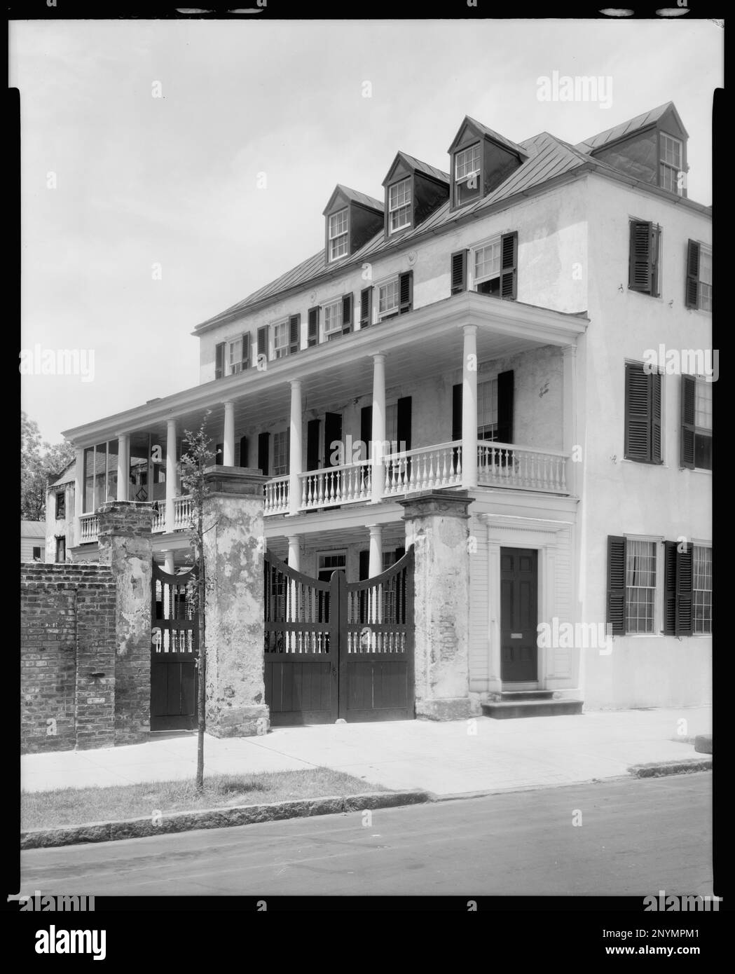 James Hartley House, 43 East Bay Street, Charleston, Charleston County, South Carolina. Carnegie Survey of the Architecture of the South. Stati Uniti South Carolina Charleston County Charleston, balconi, colonne, dormitori, abitazioni, Cancelli, parapetti. Foto Stock