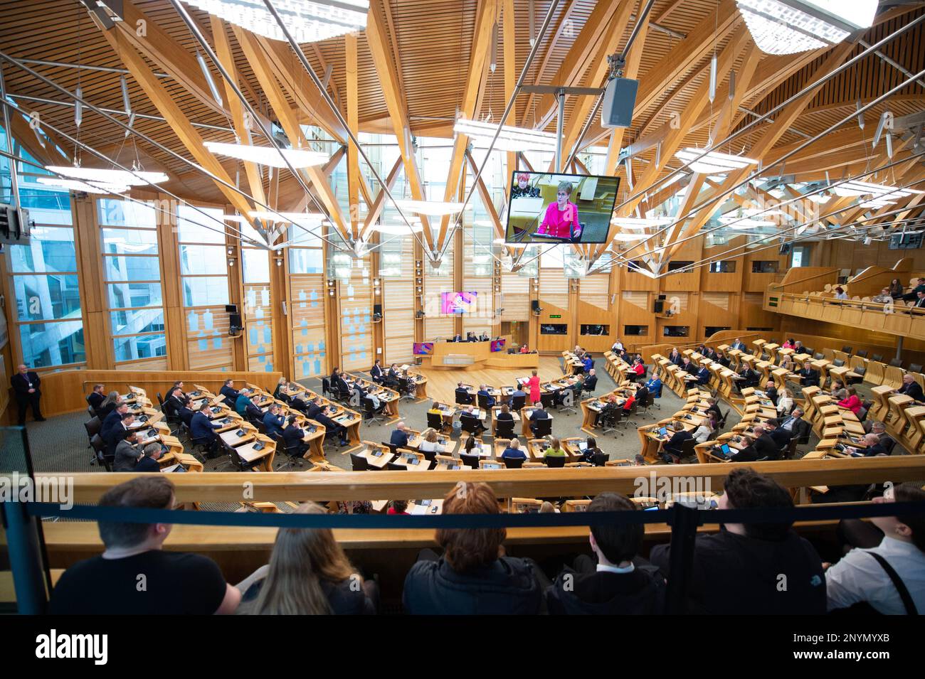 Edimburgo, Scozia, Regno Unito. 2nd Mar, 2023. NELLA FOTO: Nicola Sturgeon MSP, primo Ministro della Scozia e leader del Partito Nazionale Scozzese (SNP). Scene all'interno di Holyrood presso il Parlamento scozzese il giorno seguente del primo evento di marchette dello Scottish National Party (SNP). Nicola Sturgeon prende le domande dalla camera. Credit: Colin D Fisher/CDFIMAGES.COM Credit: Colin Fisher/Alamy Live News Foto Stock