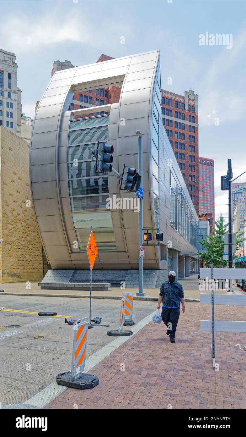 Pittsburgh Downtown: August Wilson Center for African American Culture, a forma di sambuco africano, è in gran parte di vetro per invitare il pubblico. Foto Stock