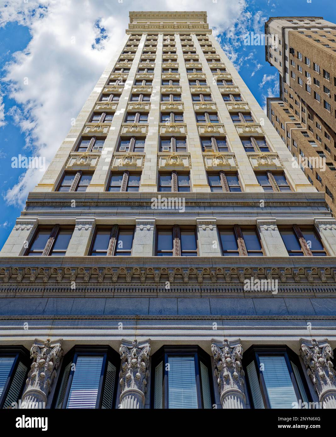 Centro di Pittsburgh: Il Benedum-Trees Building, originariamente Machesney Building, e' un alto edificio in mattoni bianchi e terracotta, sulla Fourth Avenue. Foto Stock