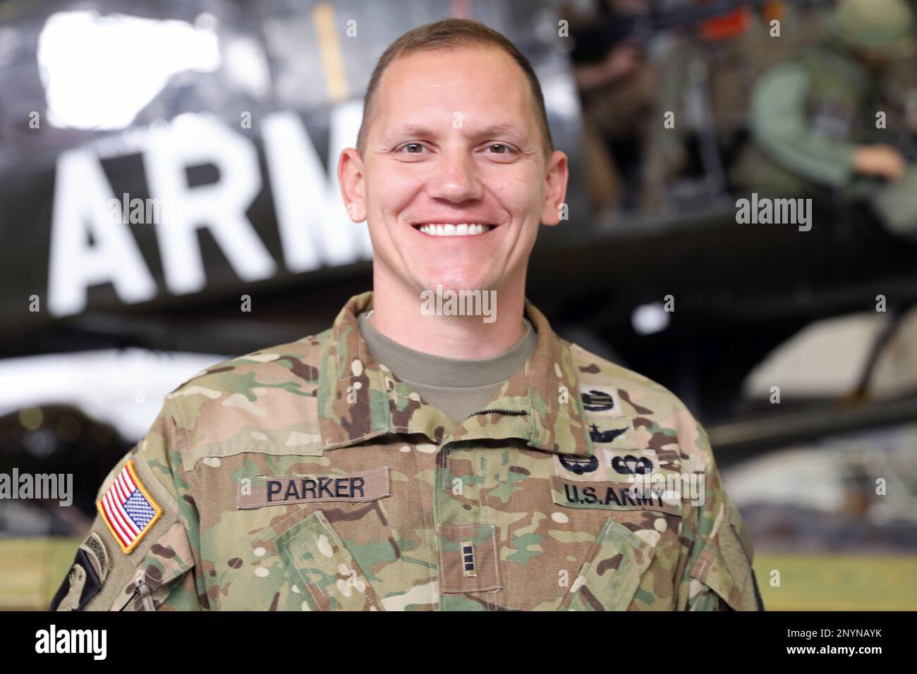 Chief Warrant Officer 3 Joshua D. Parker, Società D, 1st battaglione, 14th reggimento dell'aviazione, 110th Brigata dell'aviazione, Ha ottenuto il titolo di U.S. Istruttore di volo dell'Aviazione militare ufficiale del Centro di Eccellenza del quartiere per il 1st° trimestre, anno fiscale 2023. Foto Stock
