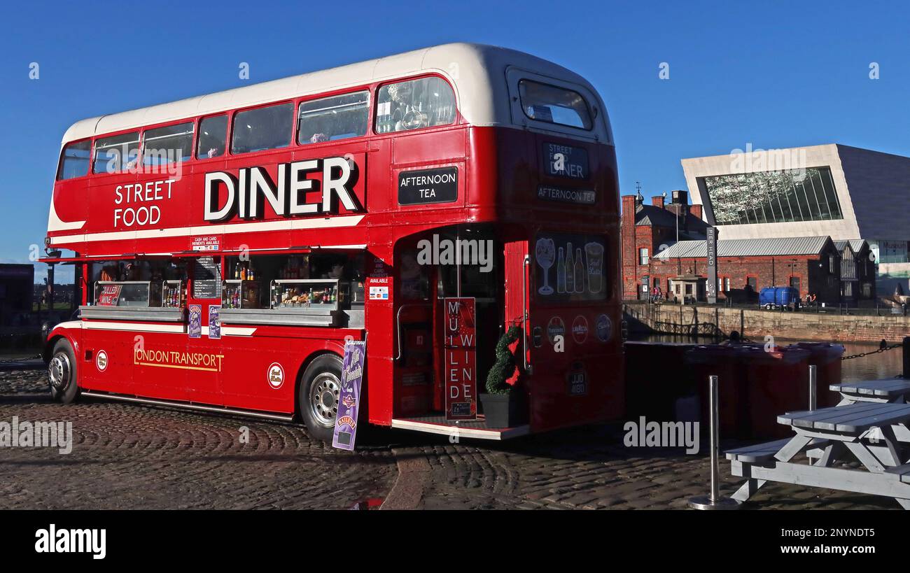 Convertito AEC Routemaster, autobus rosso di Londra, Street food Diner, presso il Pier Head, Royal Albert Dock, Liverpool, Merseyside, Inghilterra, REGNO UNITO, L3 4AF Foto Stock