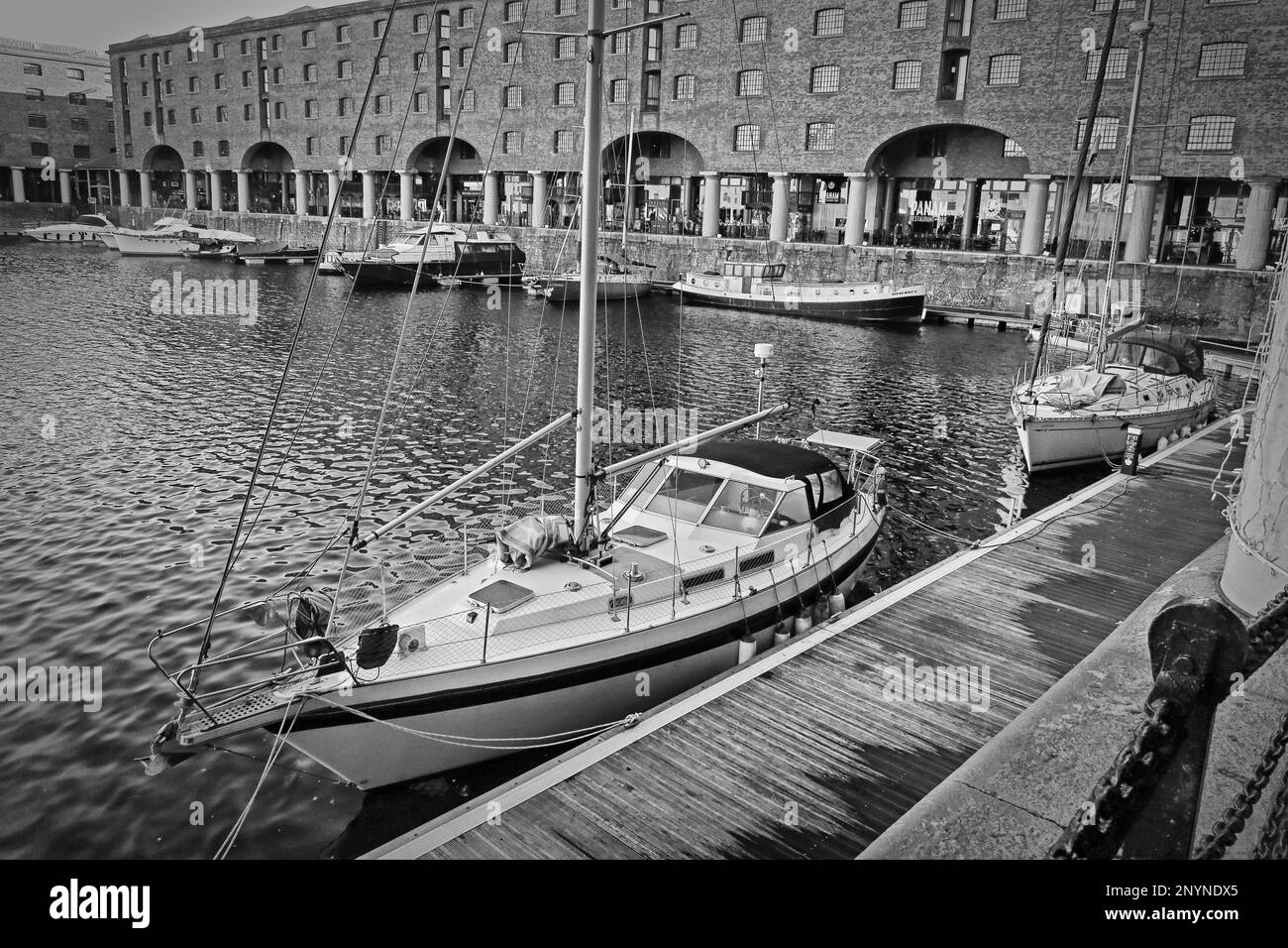 Barche monocromatiche ormeggiate presso lo storico Royal Albert Dock, Pier Head, Liverpool, Merseyside, Inghilterra, Gran Bretagna Foto Stock