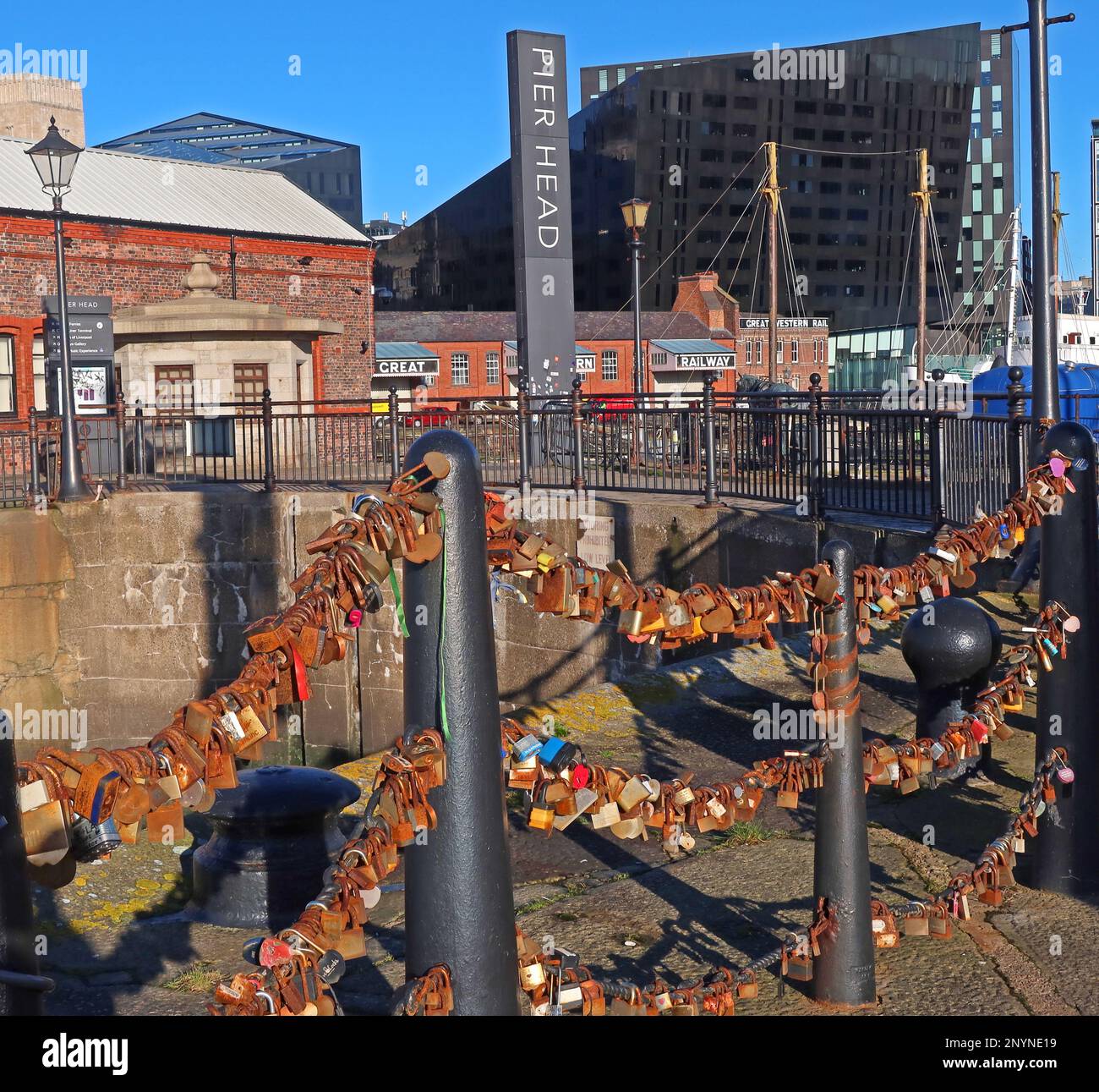 Lucchetti d'amore sulle catene del fiume Mersey Promenade, Pier Head, Royal Albert Dock, Liverpool, Merseyside, INGHILTERRA, REGNO UNITO, L3 4AF Foto Stock