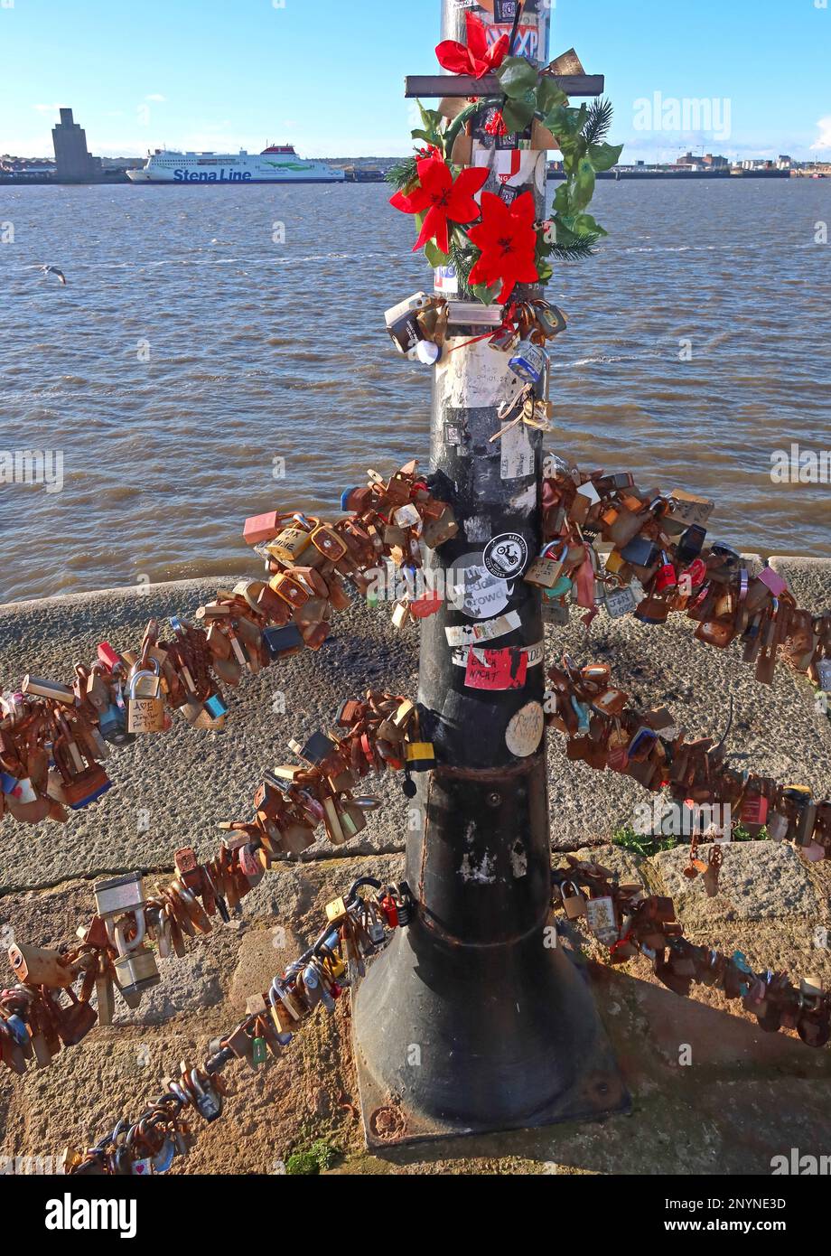 Lucchetti d'amore sulle catene del fiume Mersey Promenade, Pier Head, Royal Albert Dock, Liverpool, Merseyside, INGHILTERRA, REGNO UNITO, L3 4AF Foto Stock