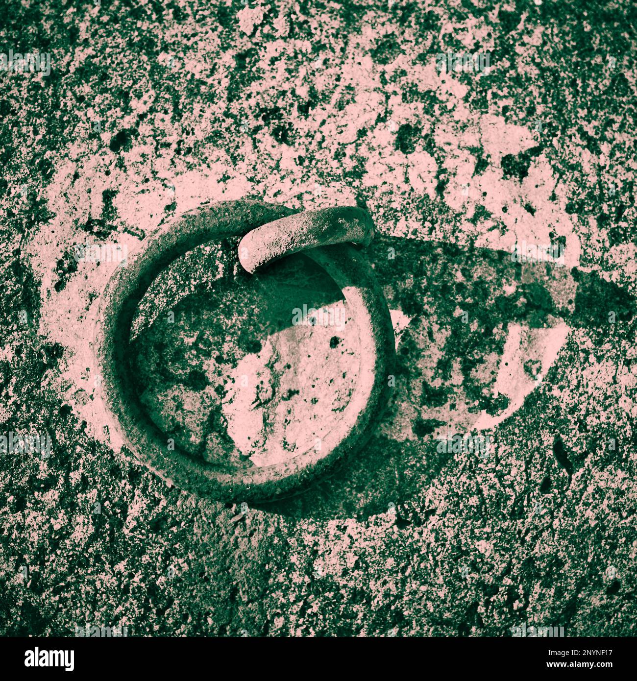 Anello di metallo arrugginito sulla parete del mare Foto Stock
