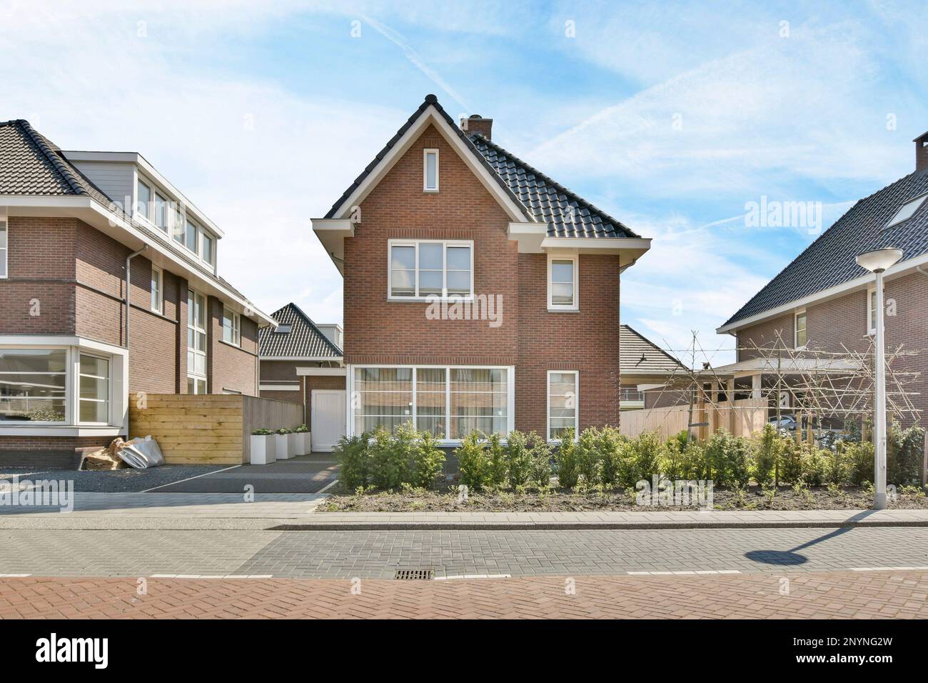 Amsterdam, Paesi Bassi - 10 aprile, 2021: Alcune case che si trovano nella stessa posizione, ma hanno i tetti per farli sembrare più simili Foto Stock