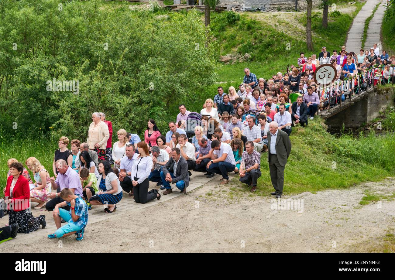 Adoratori alla celebrazione del Corpus Christi a Skomielna Czarna, villaggio di Gorals (altopiani polacchi), catena montuosa di Beskids, Carpazi occidentali, regione di Malopolska, Polonia Foto Stock