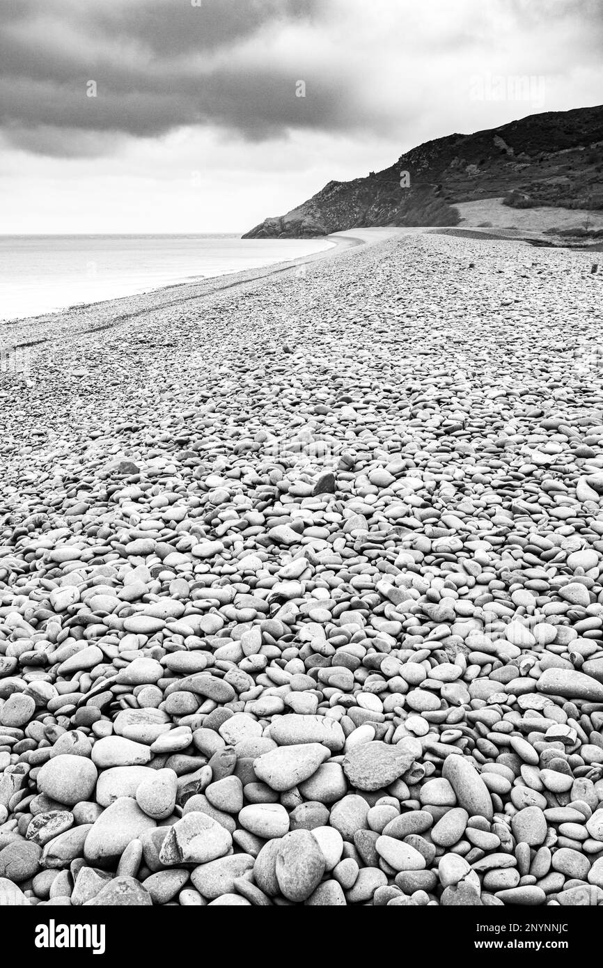 La spiaggia di pietra a Bossington (guardando verso Hurlstone Point) sulla costa nord del Parco Nazionale di Exmoor, Somerset, Inghilterra UK Foto Stock