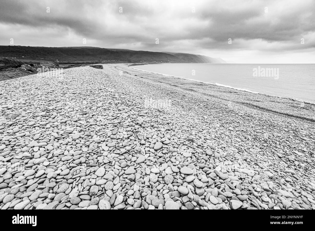 La spiaggia di pietra a Bossington (guardando verso Porlock Weir) sulla costa nord del Parco Nazionale di Exmoor, Somerset, Inghilterra UK Foto Stock