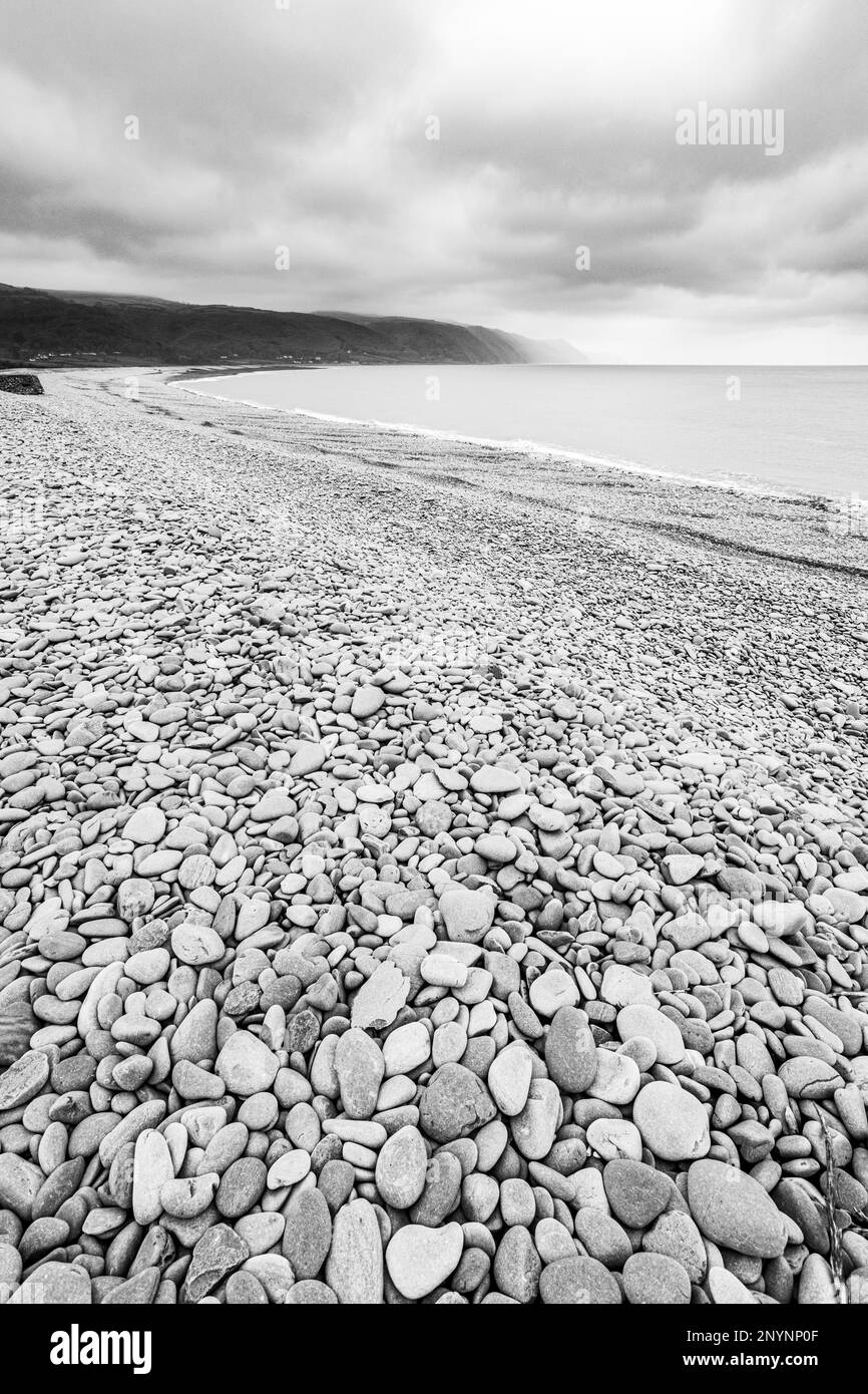La spiaggia di pietra a Bossington (guardando verso Porlock Weir) sulla costa nord del Parco Nazionale di Exmoor, Somerset, Inghilterra UK Foto Stock
