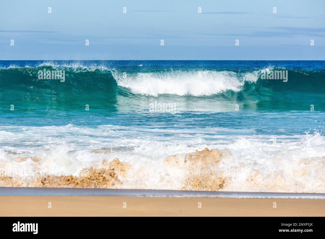Onde che si schiantano sulla spiaggia di Cofete, Fuerteventura. Foto Stock