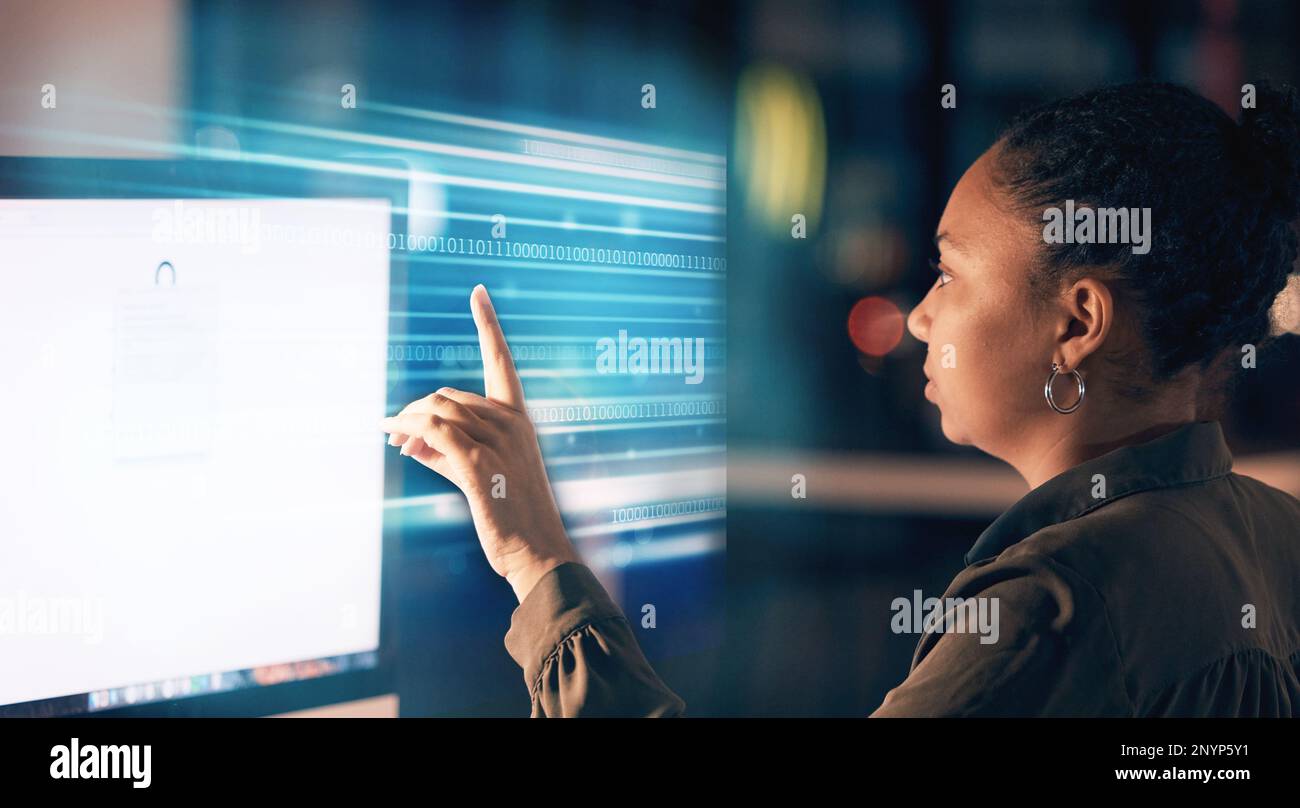 Computer, ologramma e donna in ufficio con un'interfaccia utente per la ricerca o il cyber networking. Tecnologia, overlay 3D e lavoro femminile Foto Stock