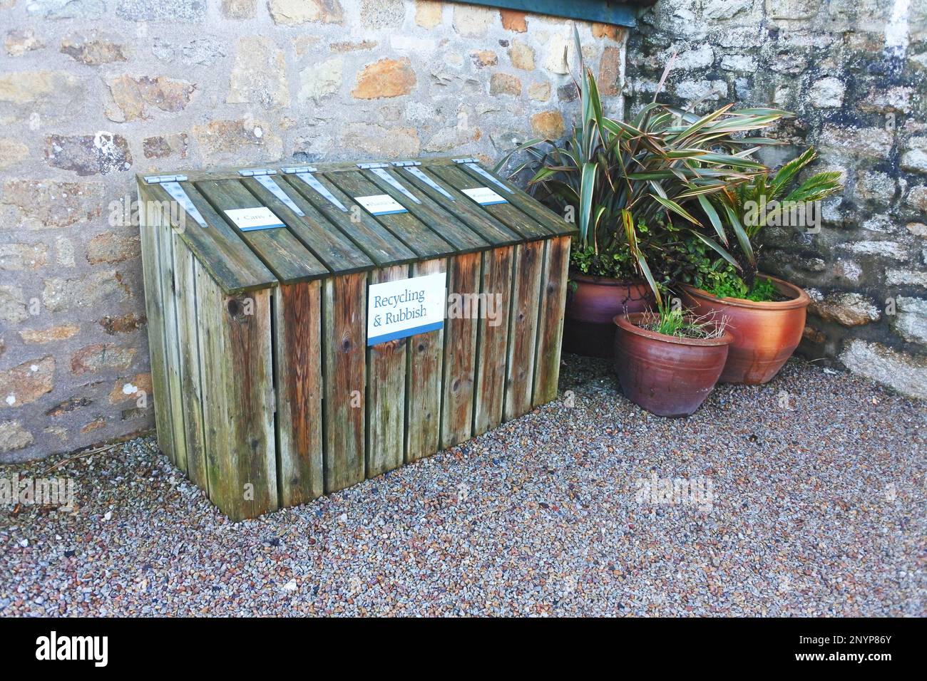 Bidone di riciclaggio in legno su St. Michael's Mount, Cornwall, Regno Unito - John Gollop Foto Stock