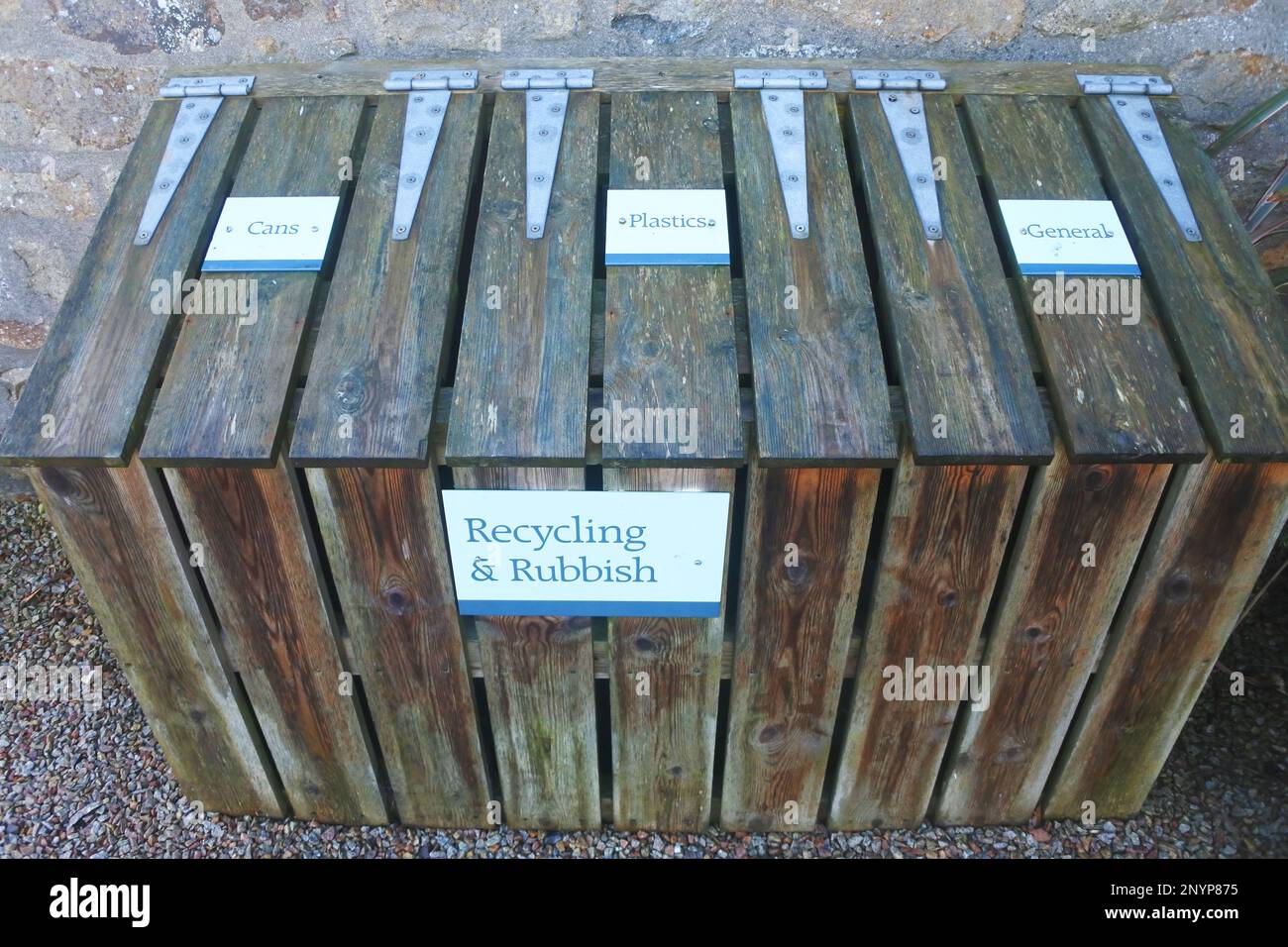 Bidone di riciclaggio in legno su St. Michael's Mount, Cornwall, Regno Unito - John Gollop Foto Stock
