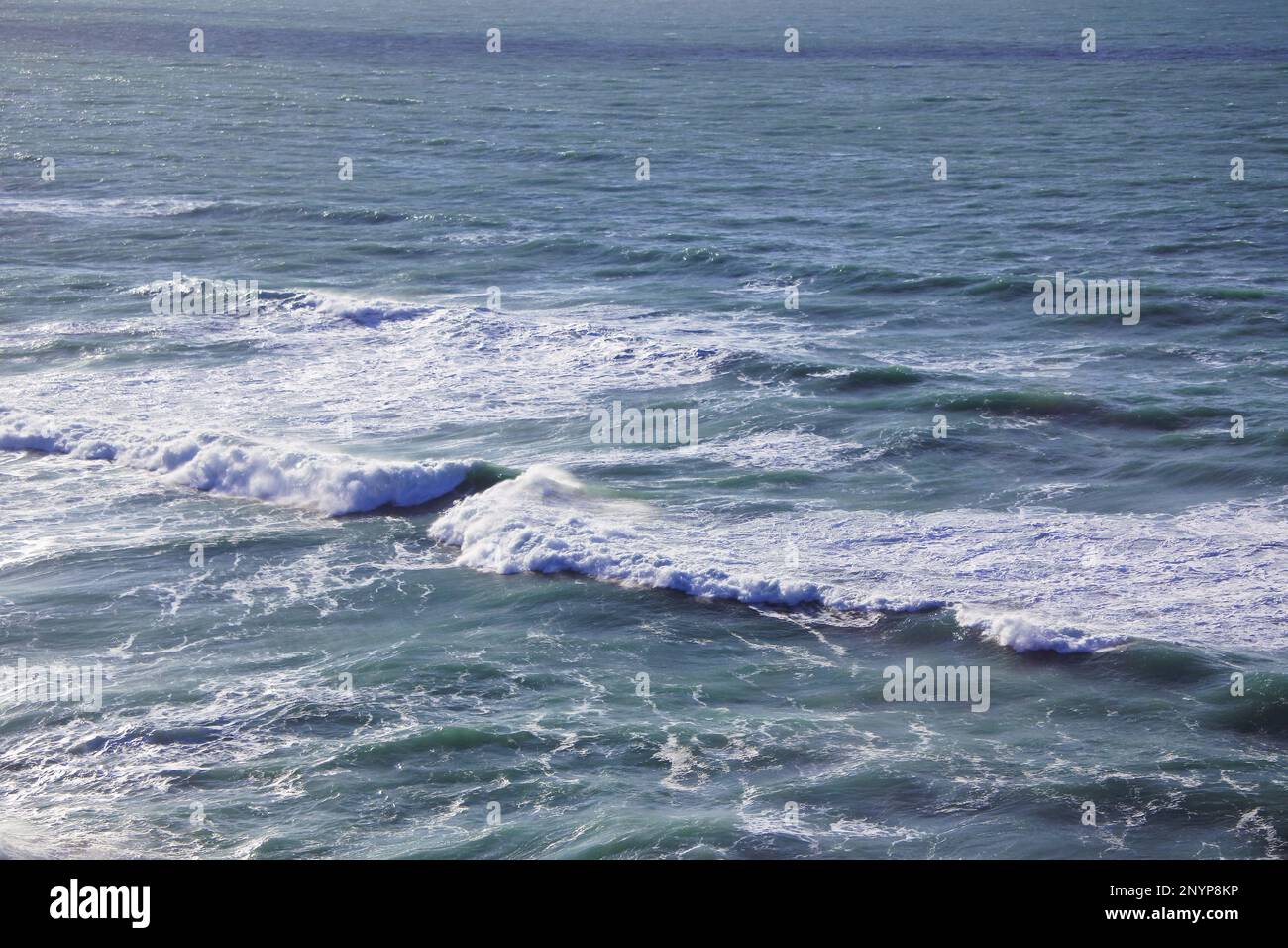 Surf invernale al largo della costa della Cornovaglia, Regno Unito Foto Stock